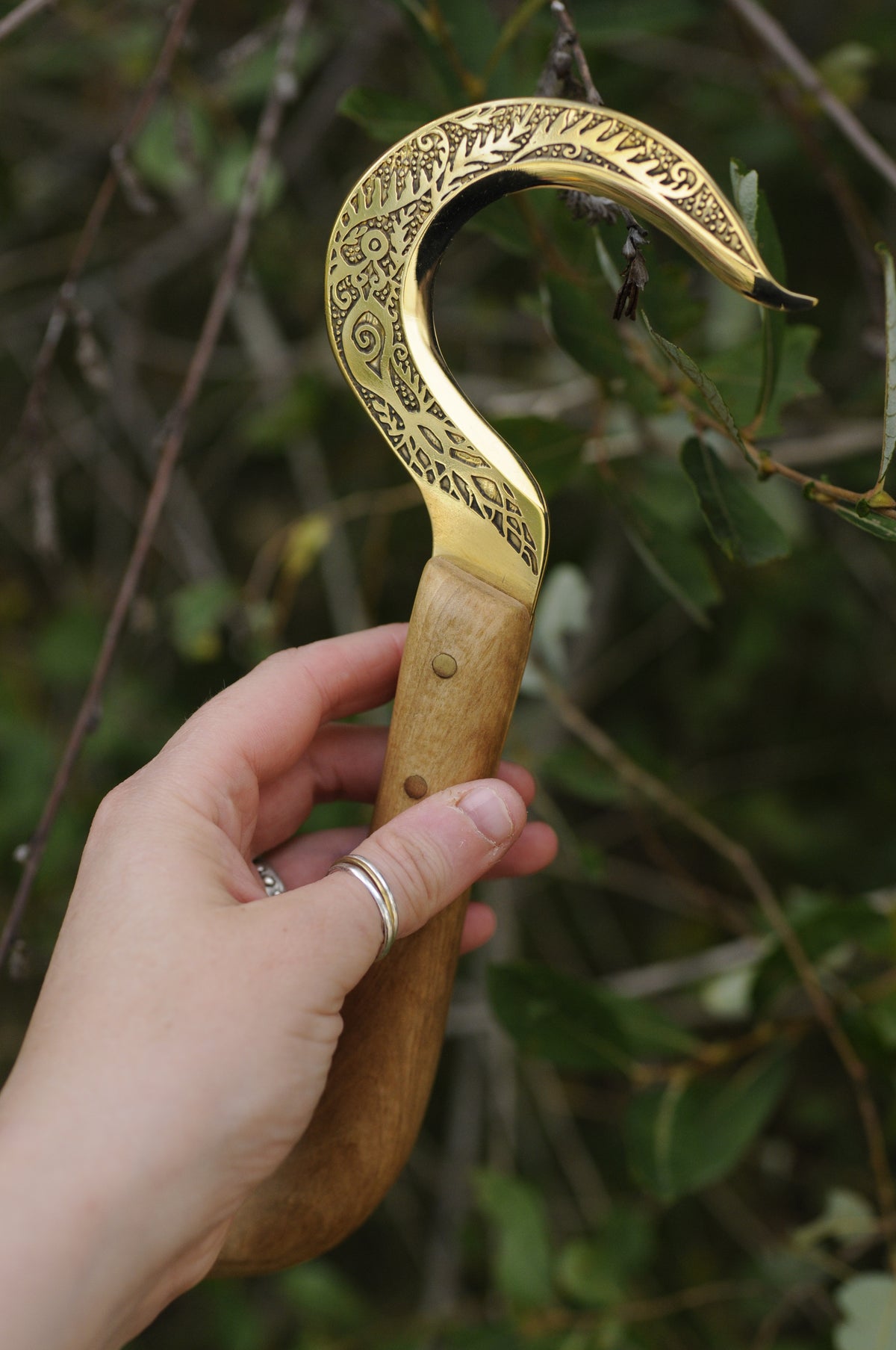 Boline rituelle en laiton gravé et bois de chêne, dryade
