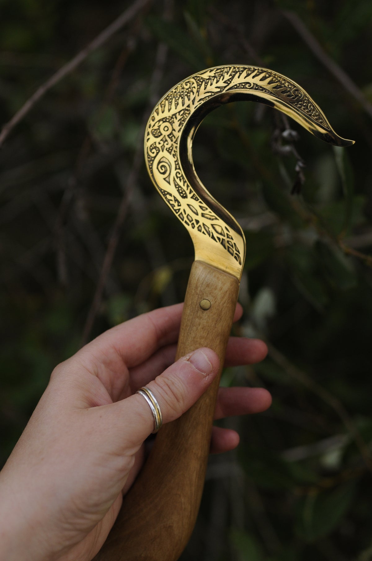 Boline rituelle en laiton gravé et bois de chêne, dryade