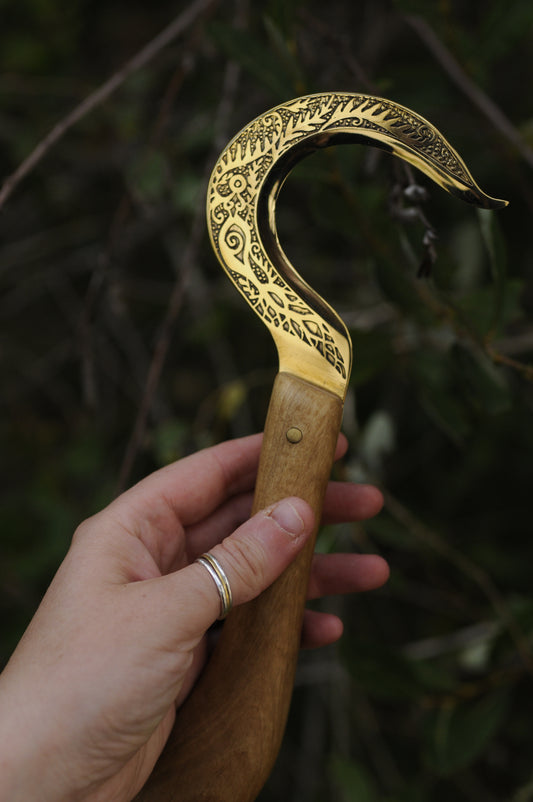 Boline rituelle en laiton gravé et bois de chêne, dryade