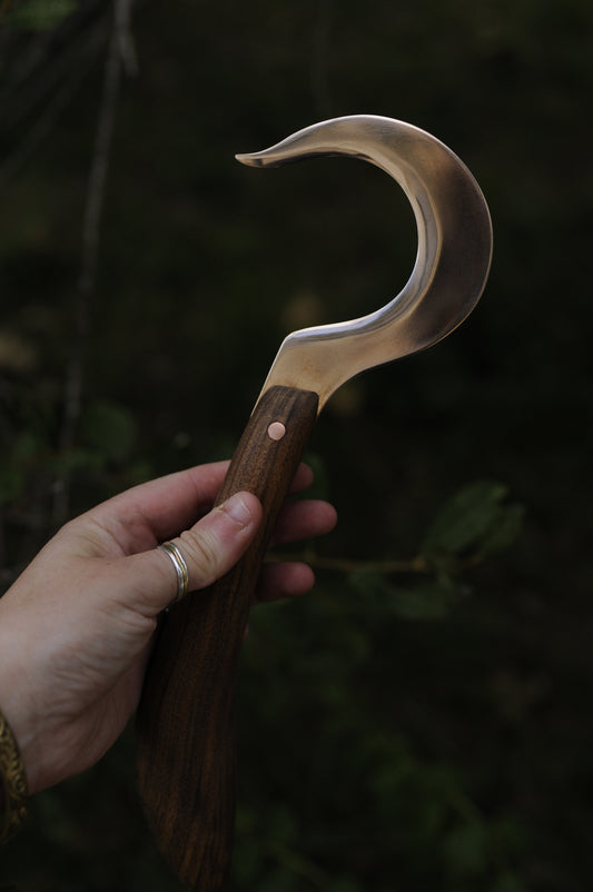 Boline rituelle avec lame en bronze et manche en bois de noyer