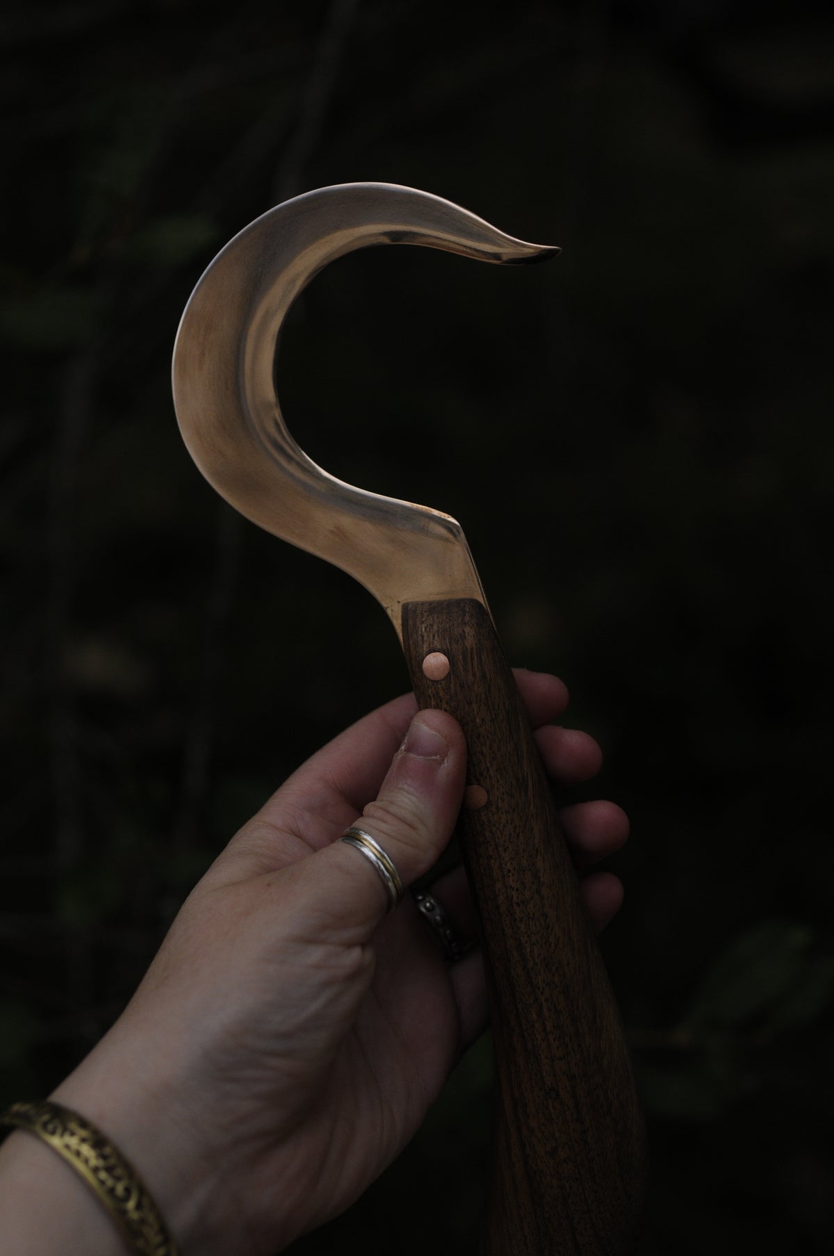 Boline rituelle avec lame en bronze et manche en bois de noyer