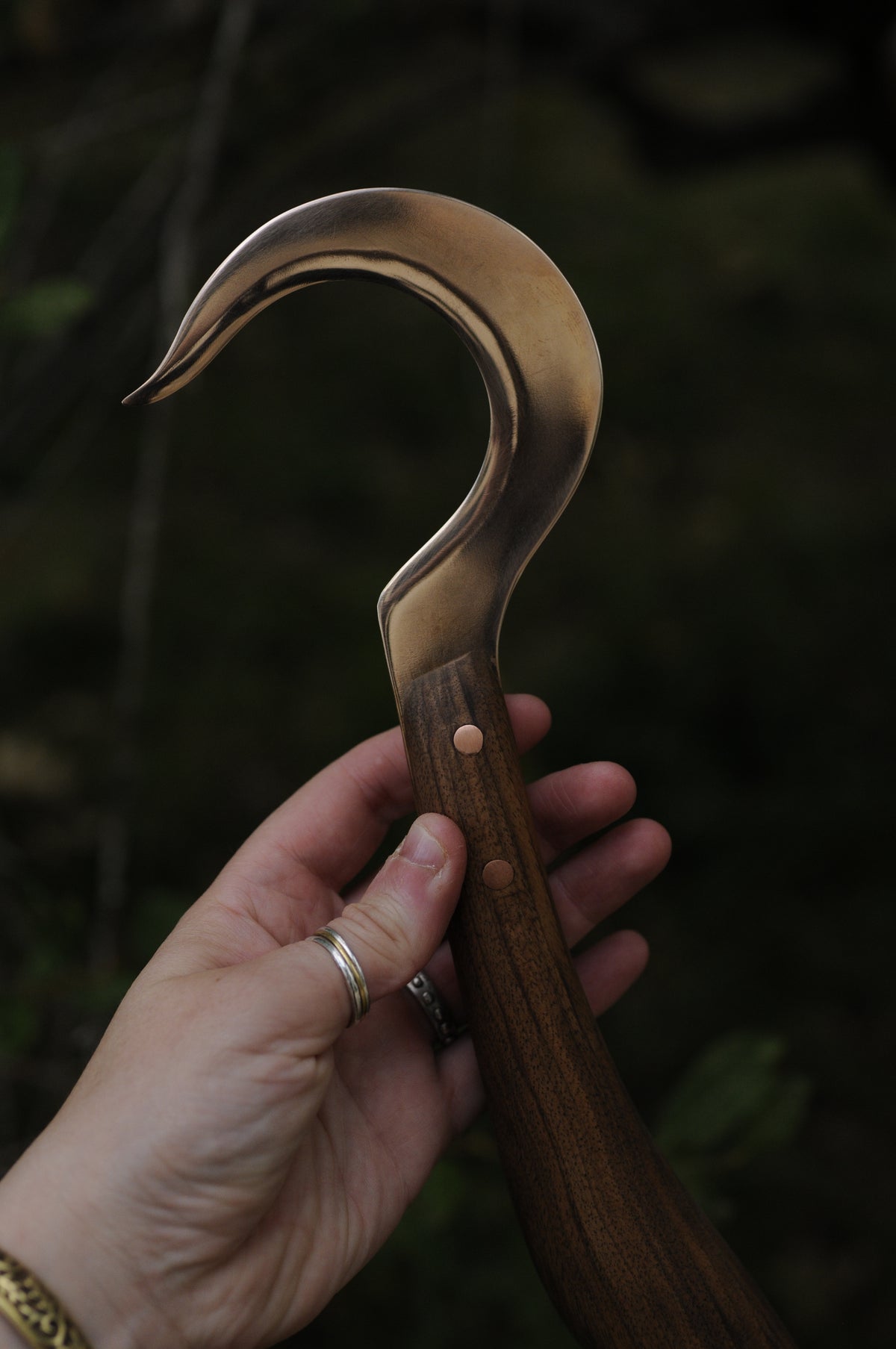 Boline rituelle avec lame en bronze et manche en bois de noyer