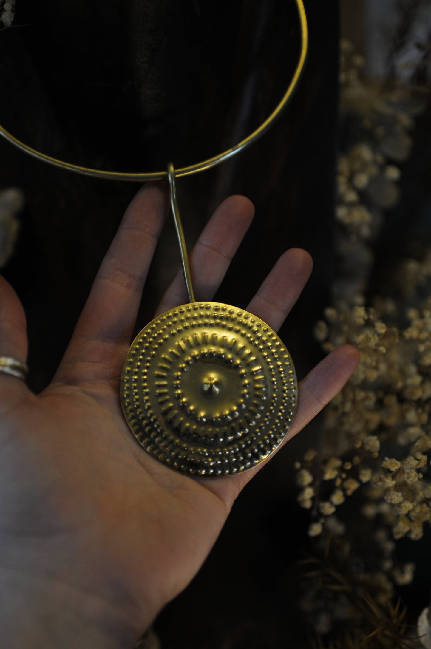 Grand collier Disque de Lugh en laiton