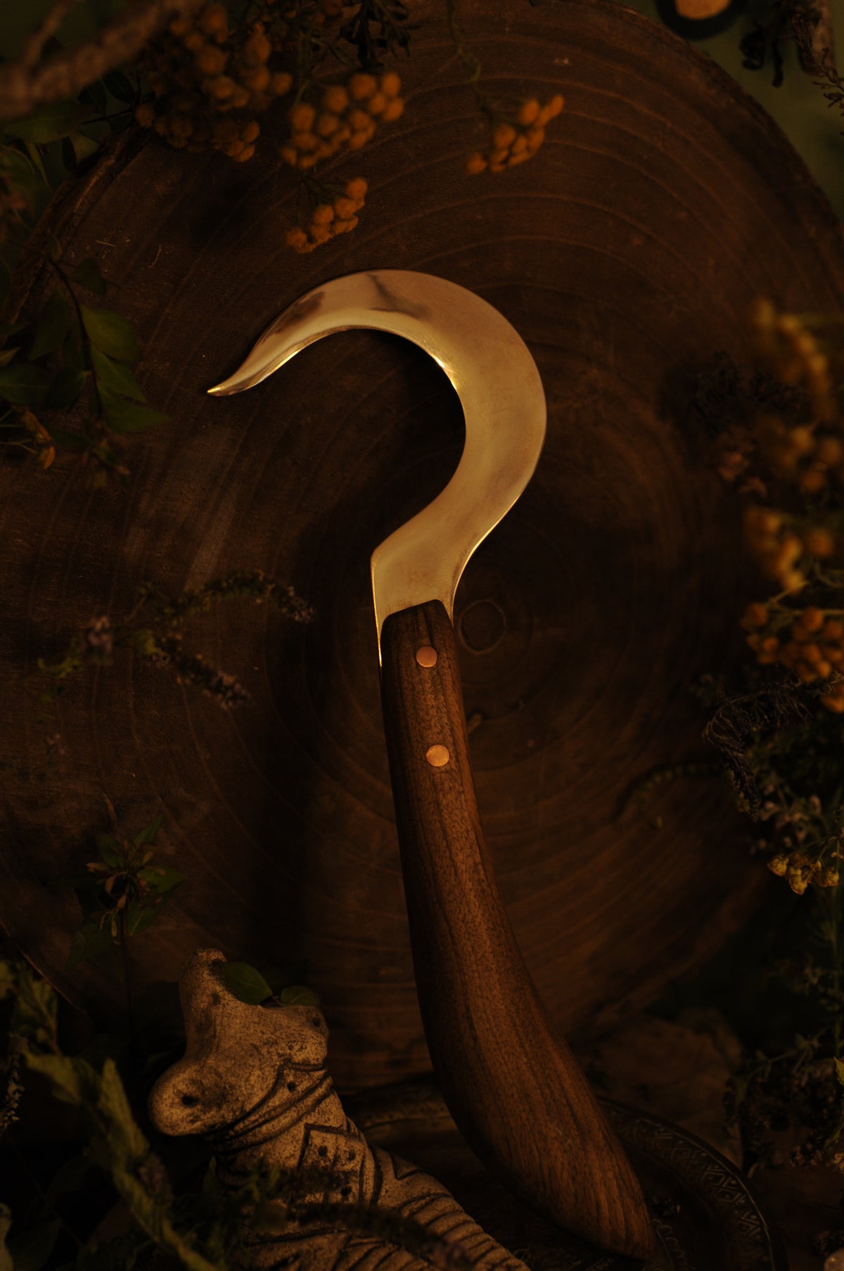 Boline rituelle avec lame en bronze et manche en bois de noyer