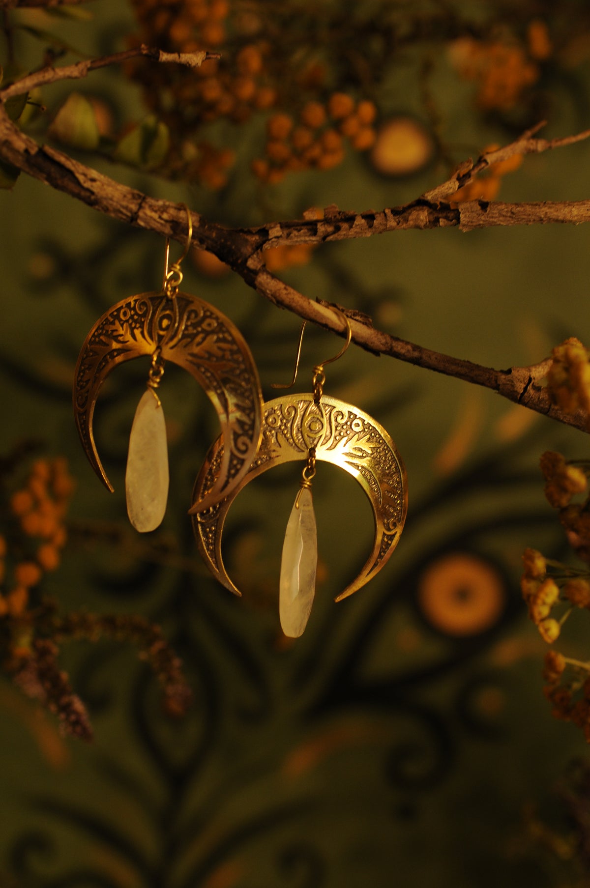 Boucles d'oreilles grandes Nyx gravées avec Labradorites blanches