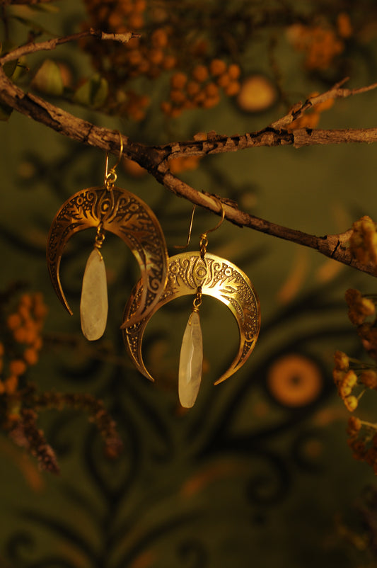 Boucles d'oreilles grandes Nyx gravées avec Labradorites blanches