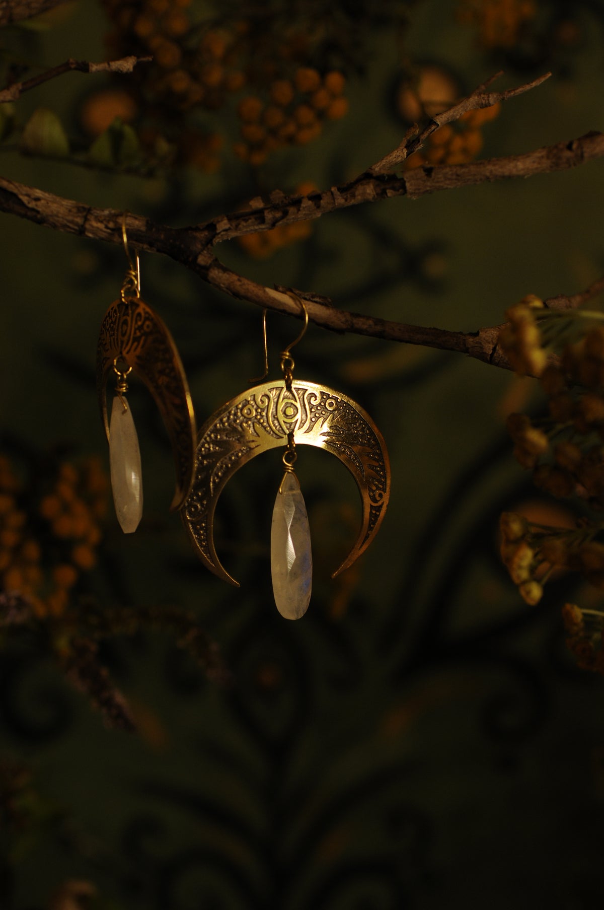 Boucles d'oreilles grandes Nyx gravées avec Labradorites blanches