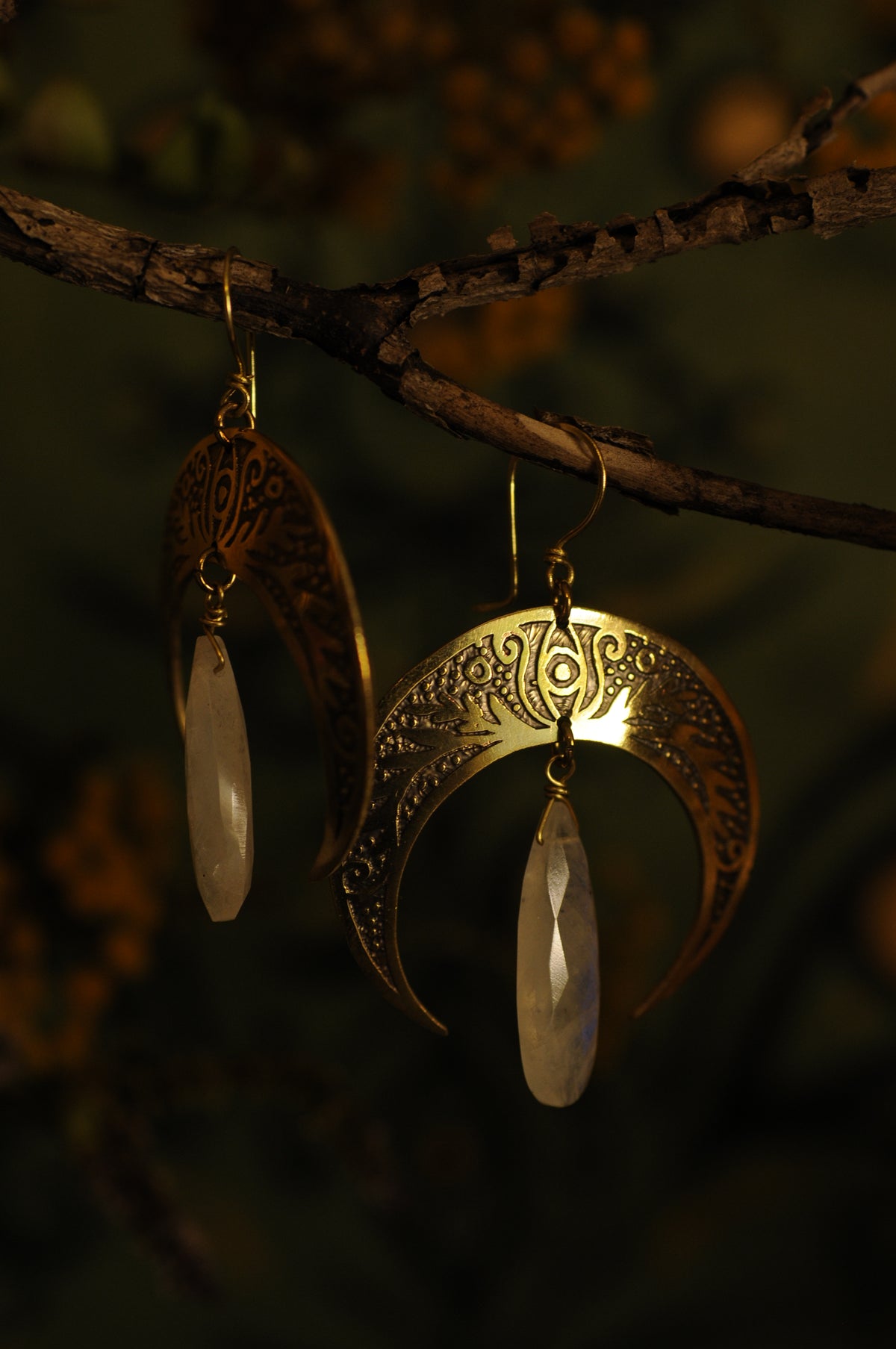 Boucles d'oreilles grandes Nyx gravées avec Labradorites blanches
