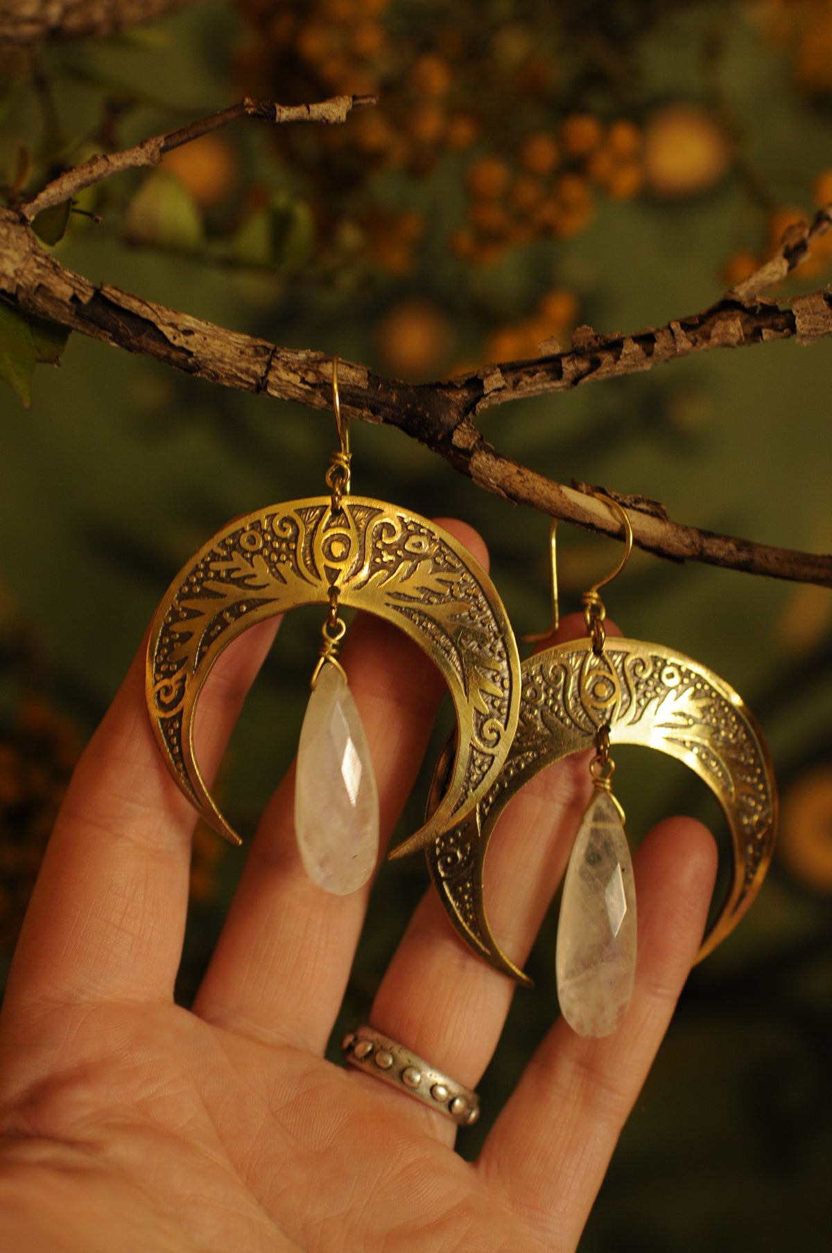Boucles d'oreilles grandes Nyx gravées avec Labradorites blanches