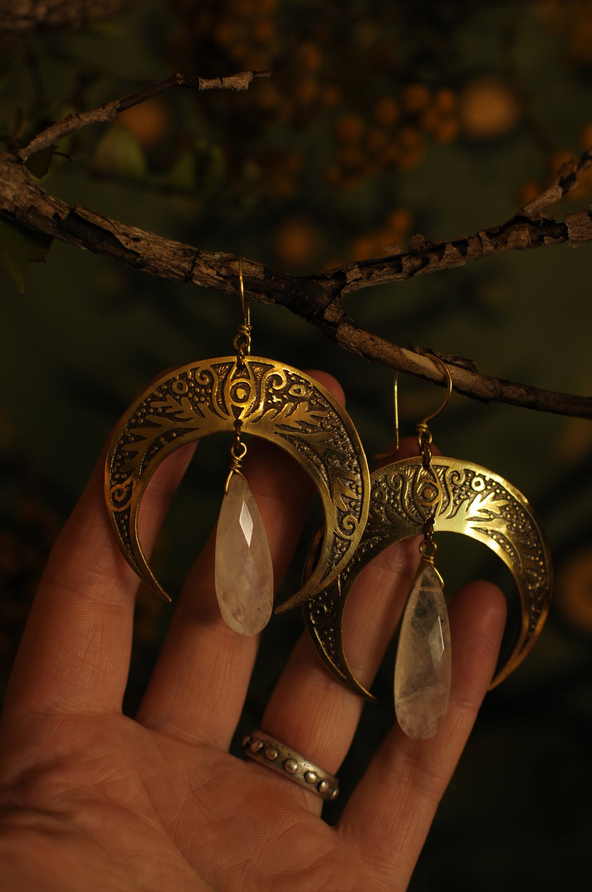 Boucles d'oreilles grandes Nyx gravées avec Labradorites blanches