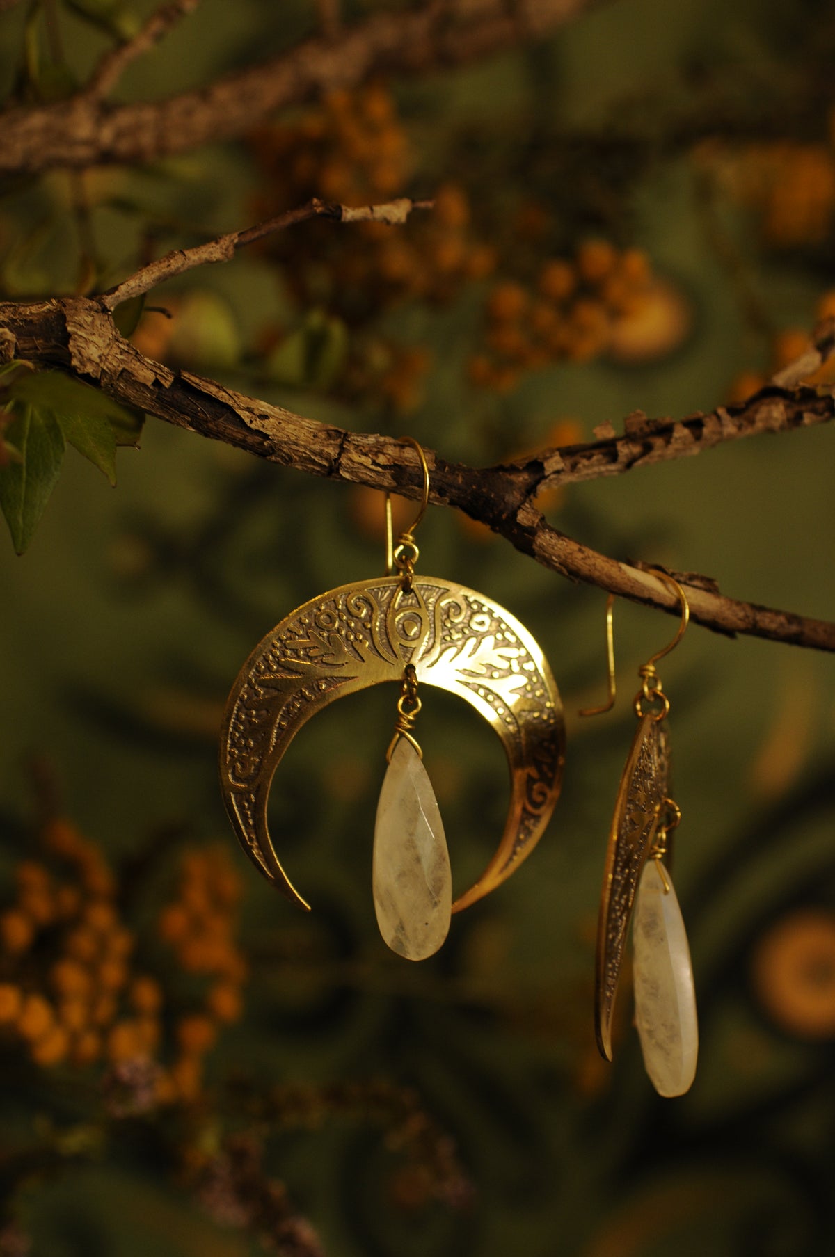Boucles d'oreilles grandes Nyx gravées avec Labradorites blanches