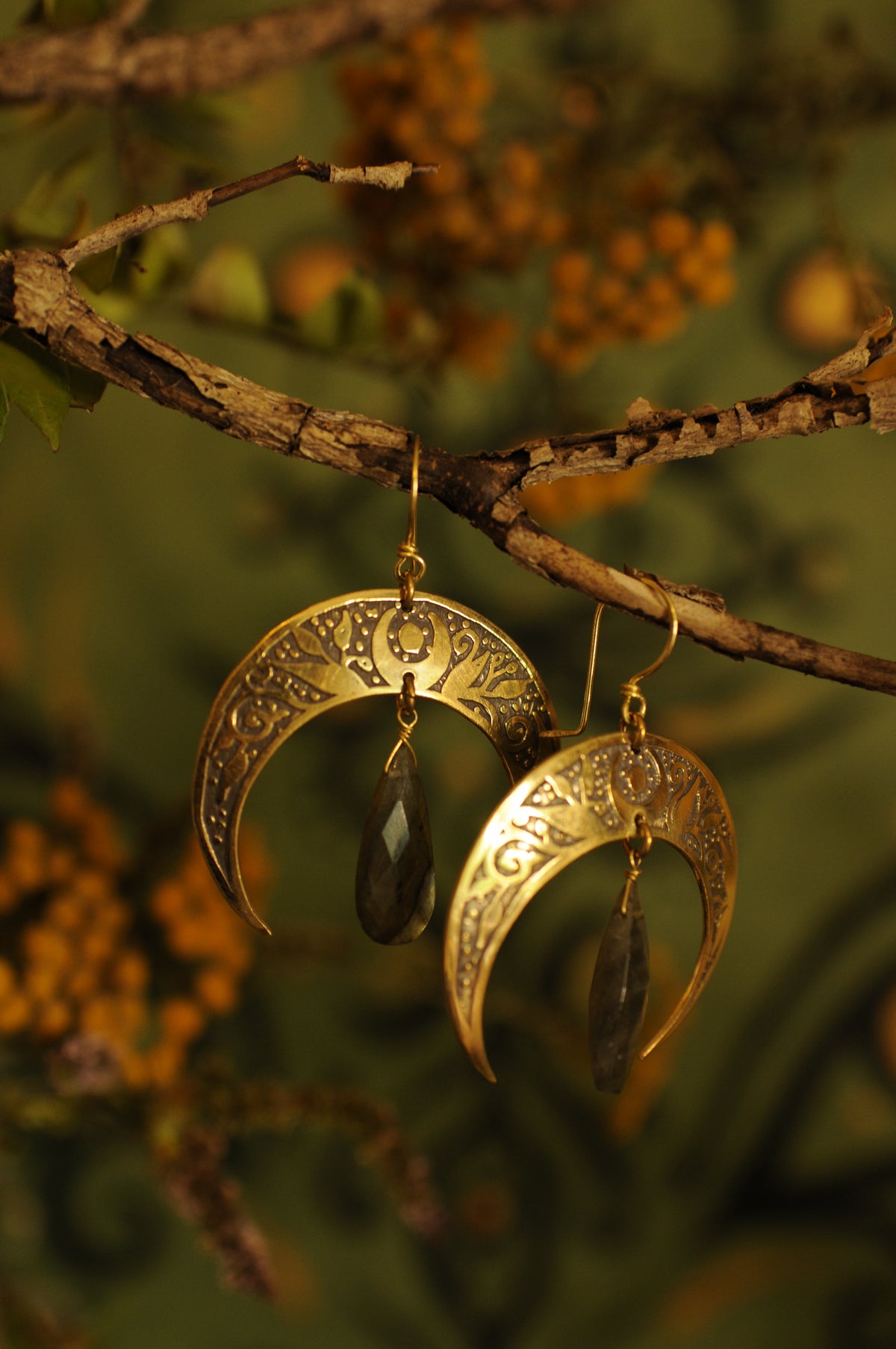 Boucles d'oreilles grandes Nyx gravées avec Labradorites