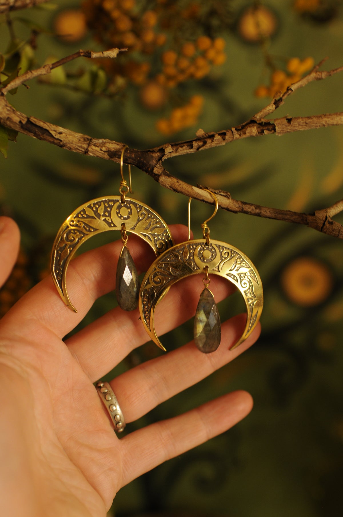 Boucles d'oreilles grandes Nyx gravées avec Labradorites