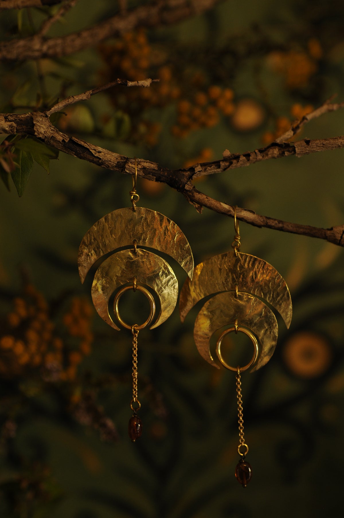 Boucles d'oreilles Lunes automnales en laiton martelé et grenat hessonite
