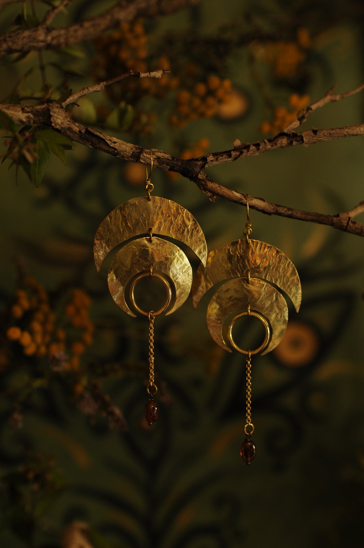 Boucles d'oreilles Lunes automnales en laiton martelé et grenat hessonite
