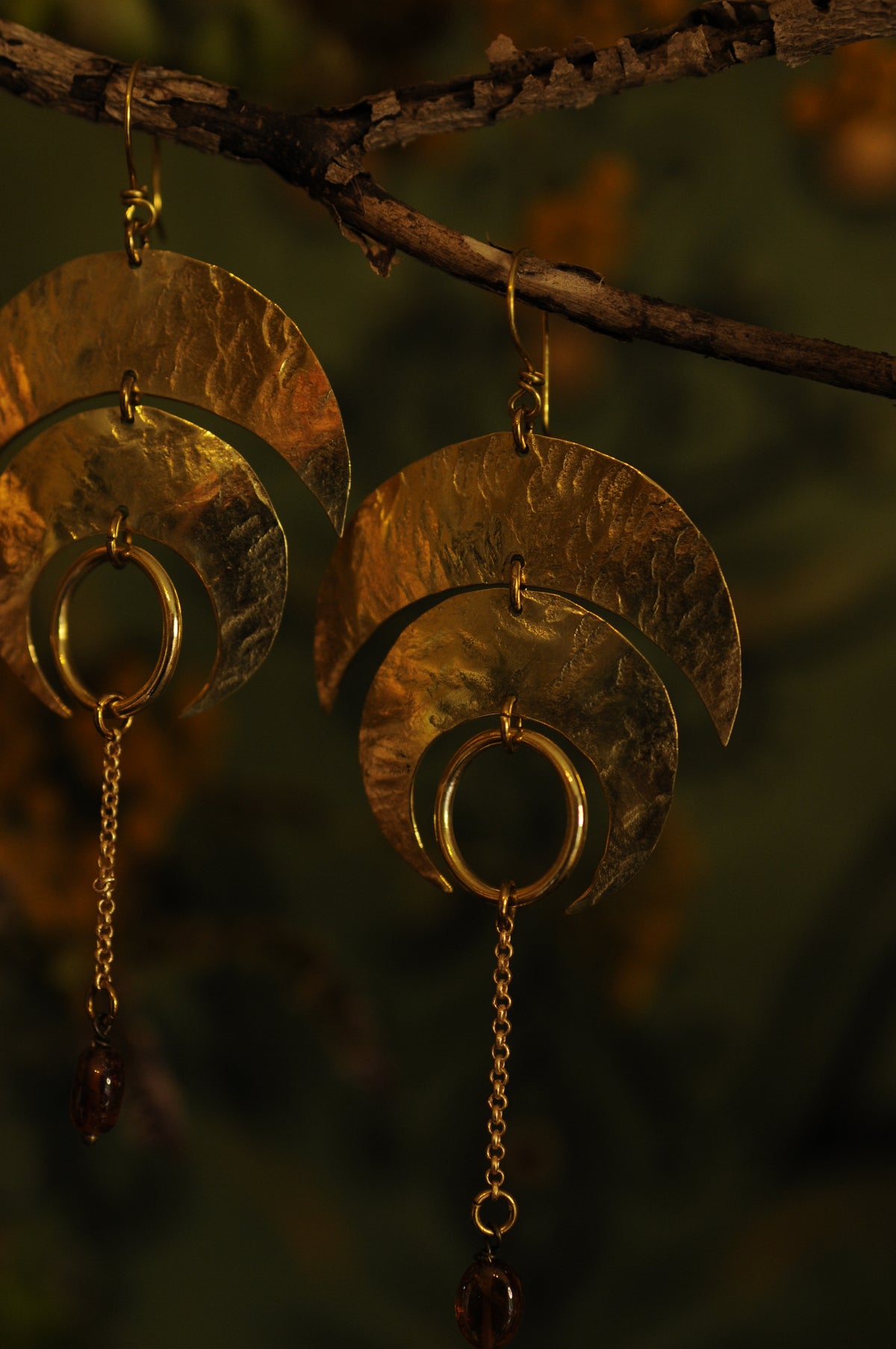 Boucles d'oreilles Lunes automnales en laiton martelé et grenat hessonite