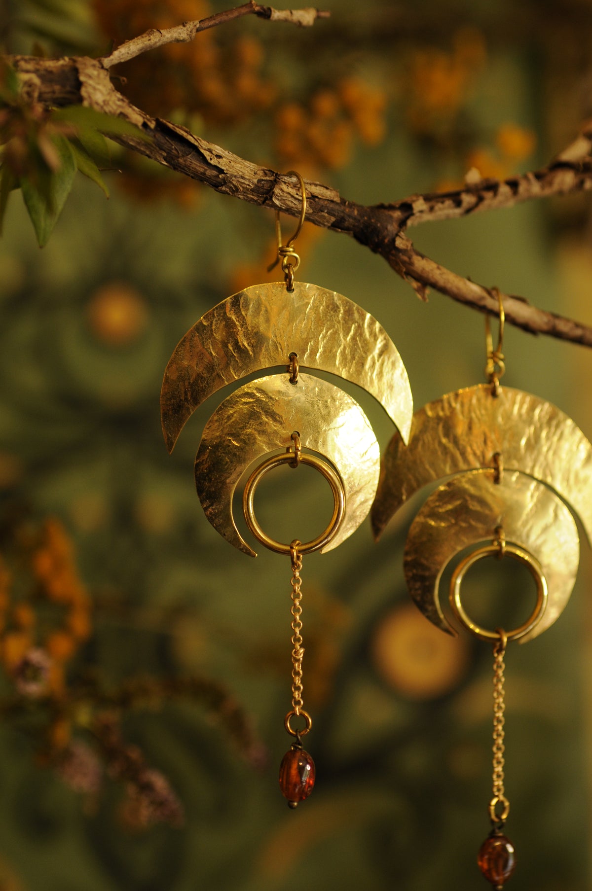 Boucles d'oreilles Lunes automnales en laiton martelé et grenat hessonite