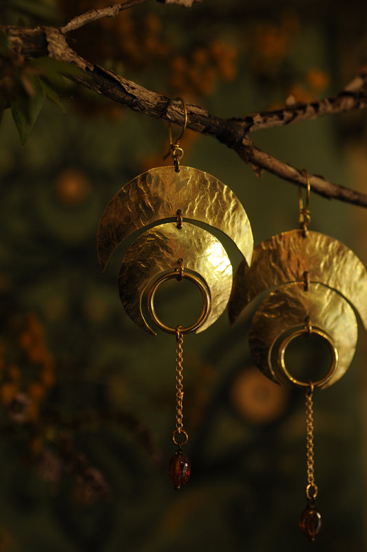 Boucles d'oreilles Lunes automnales en laiton martelé et grenat hessonite