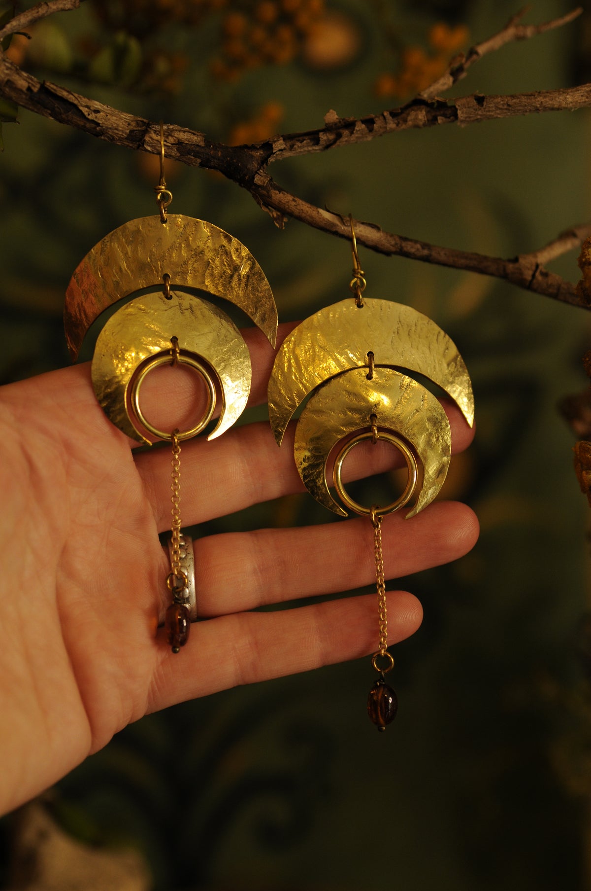 Boucles d'oreilles Lunes automnales en laiton martelé et grenat hessonite