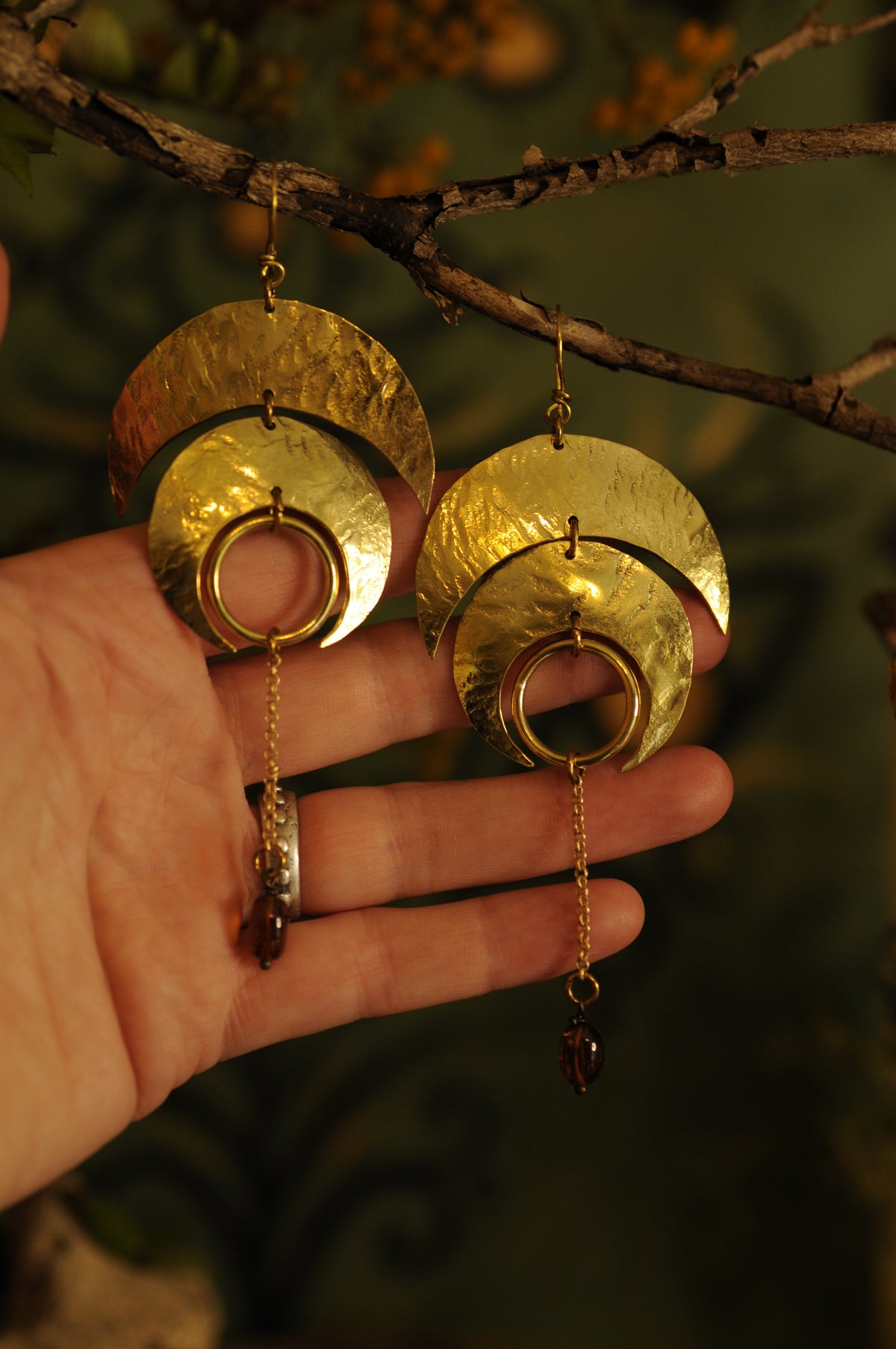 Boucles d'oreilles Lunes automnales en laiton martelé et grenat hessonite