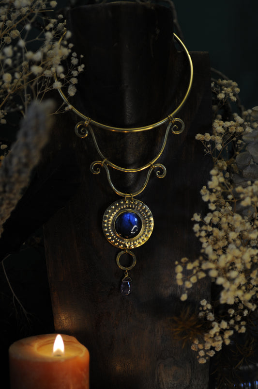 Très grand collier plastron Prêtresse du Nil en laiton, labradorite et améthyste