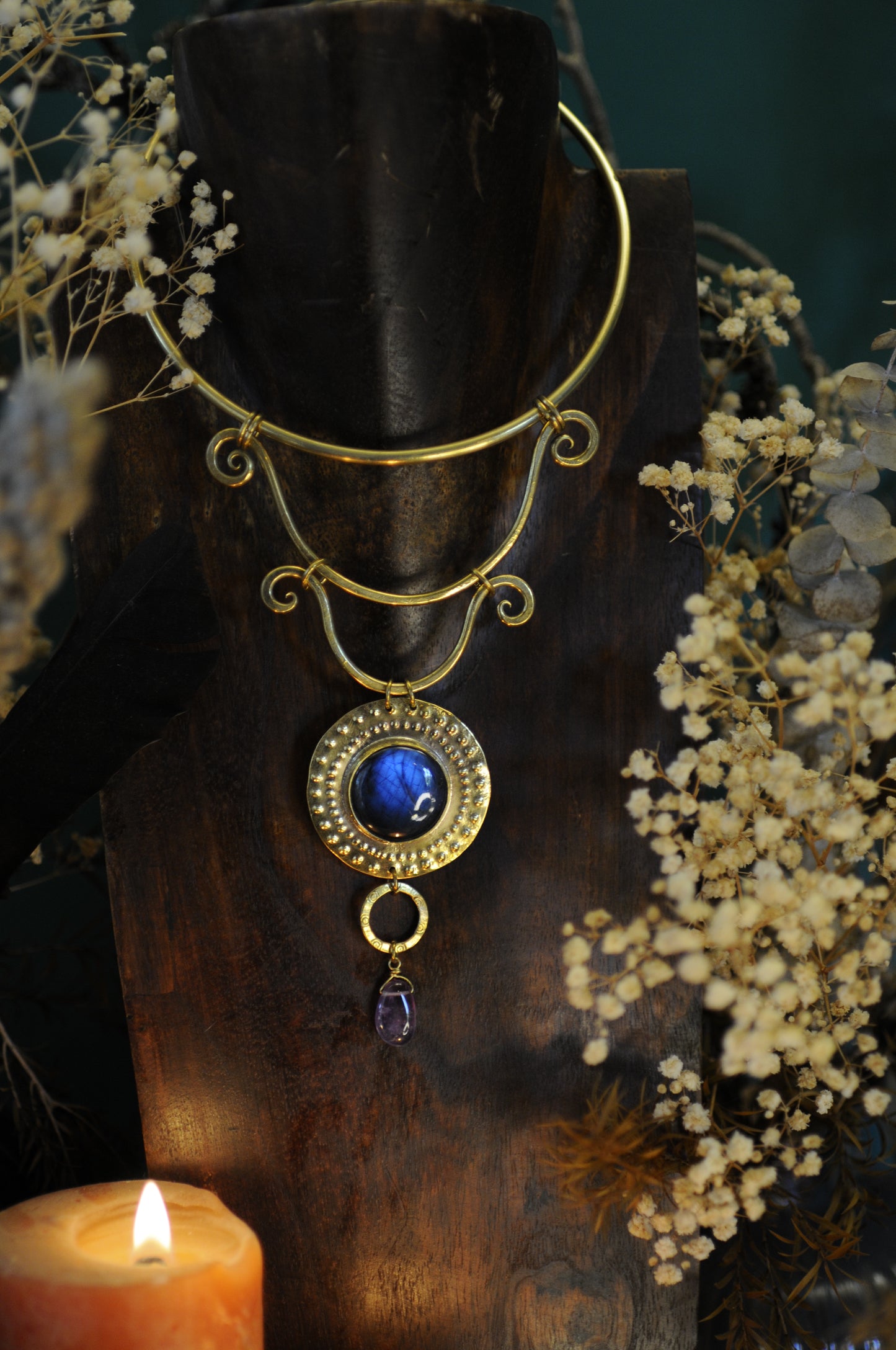 Très grand collier plastron Prêtresse du Nil en laiton, labradorite et améthyste
