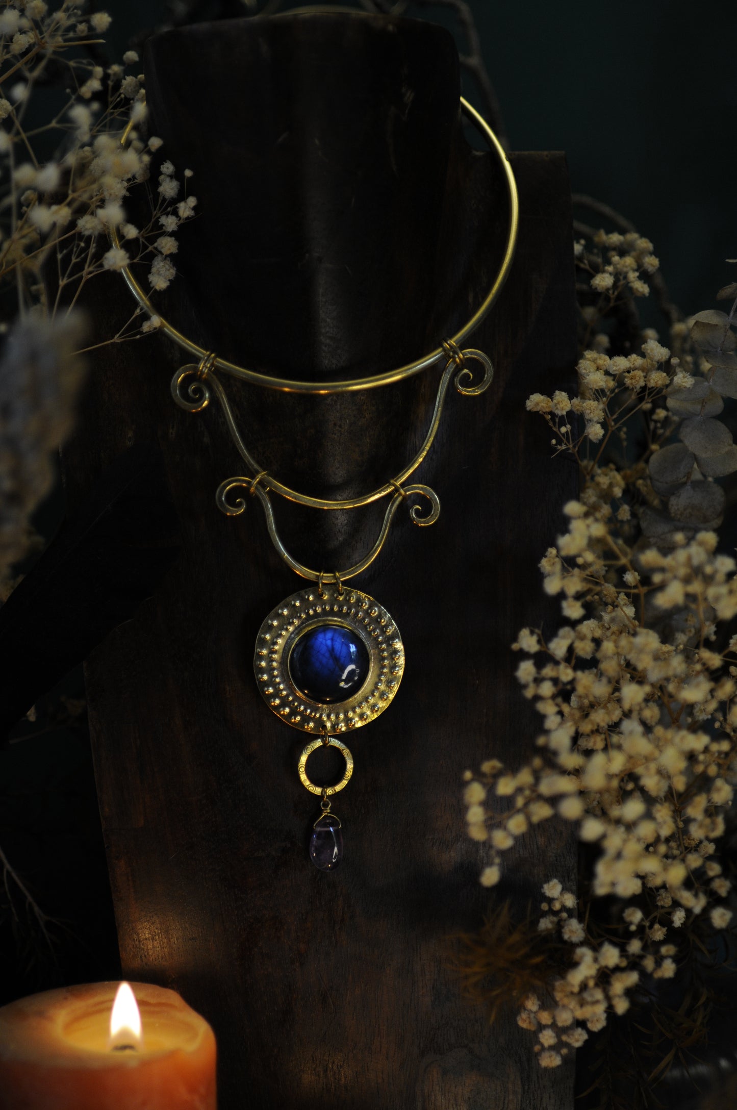 Très grand collier plastron Prêtresse du Nil en laiton, labradorite et améthyste