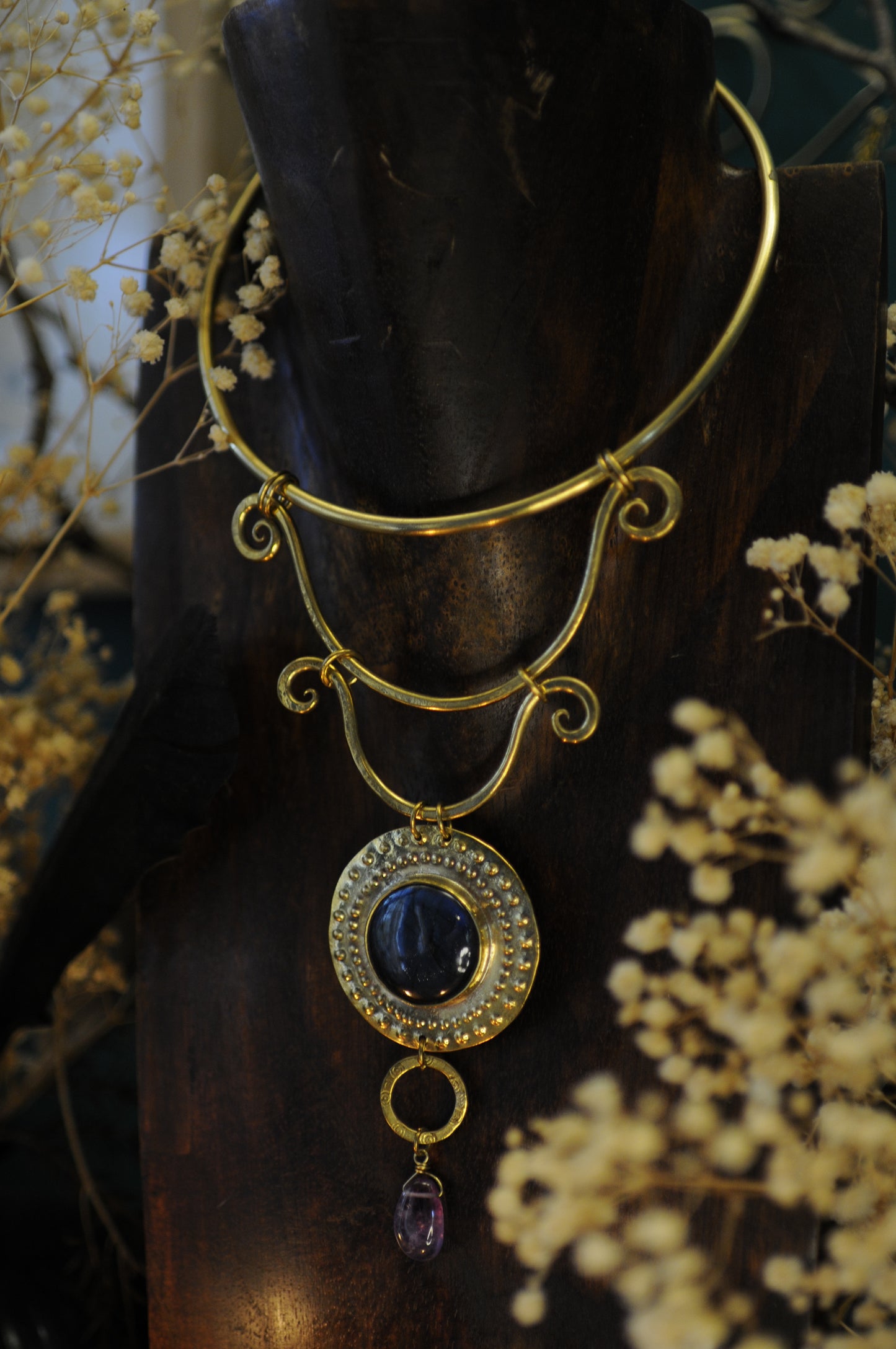 Très grand collier plastron Prêtresse du Nil en laiton, labradorite et améthyste