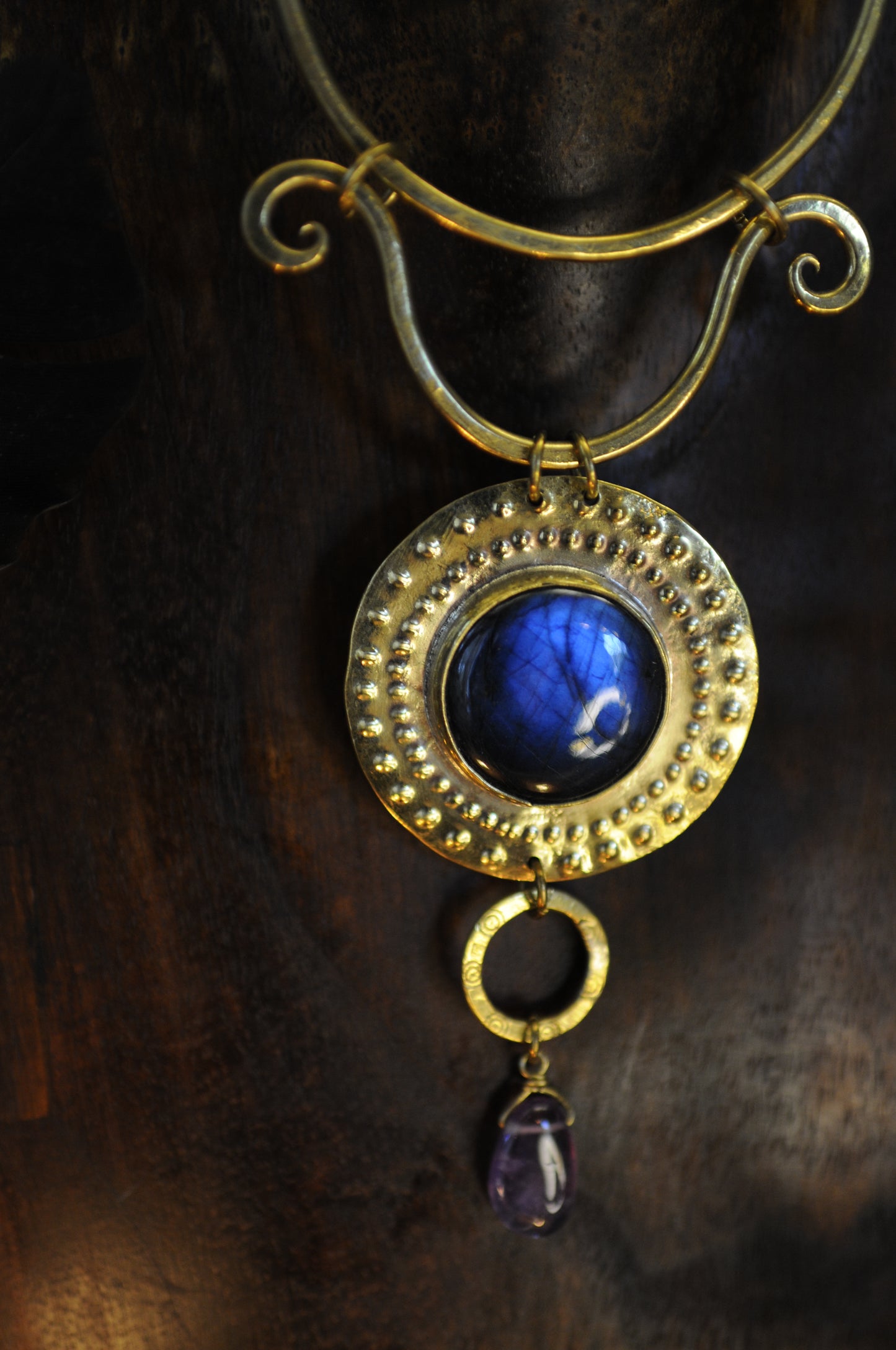 Très grand collier plastron Prêtresse du Nil en laiton, labradorite et améthyste