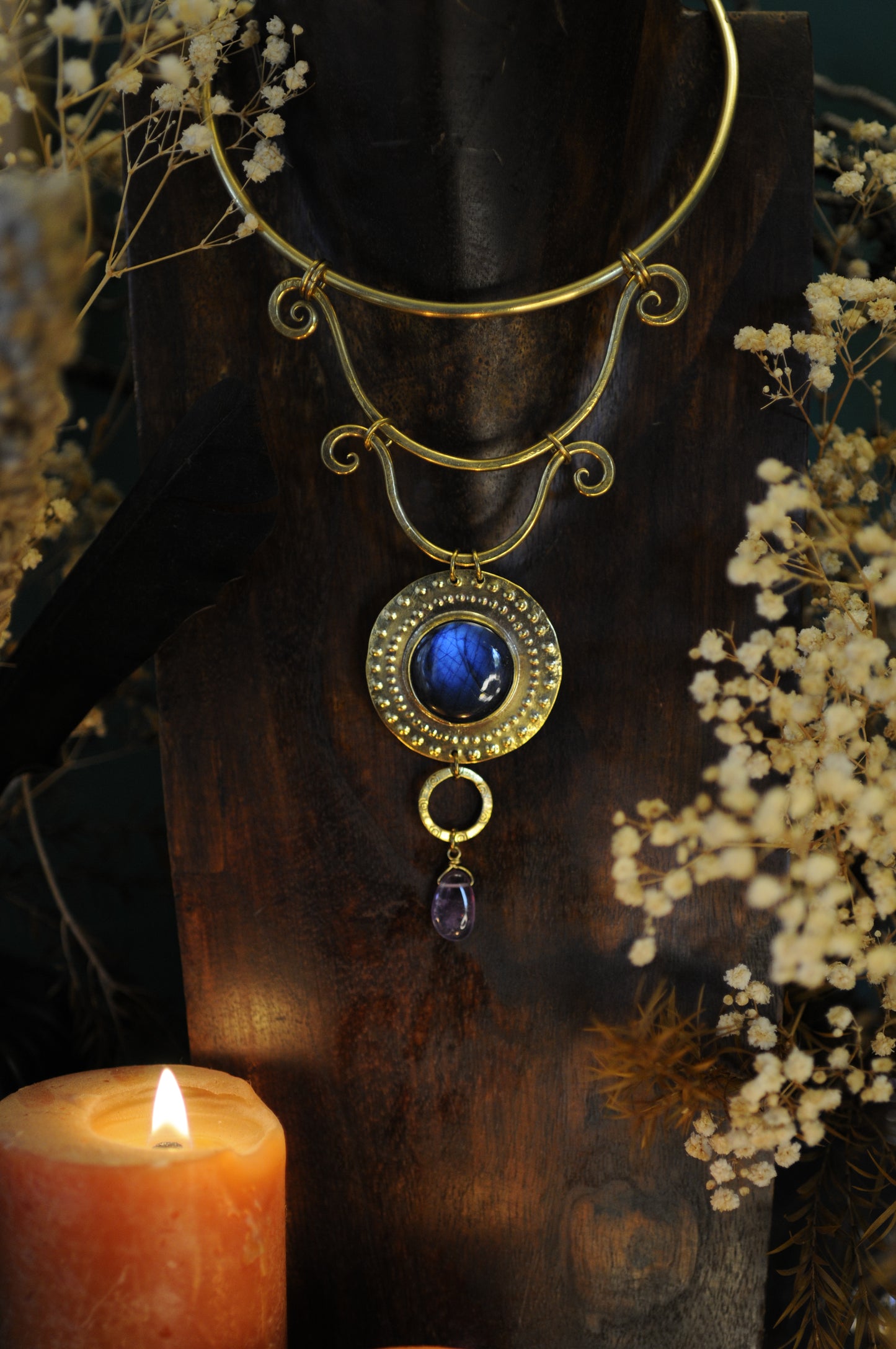 Très grand collier plastron Prêtresse du Nil en laiton, labradorite et améthyste