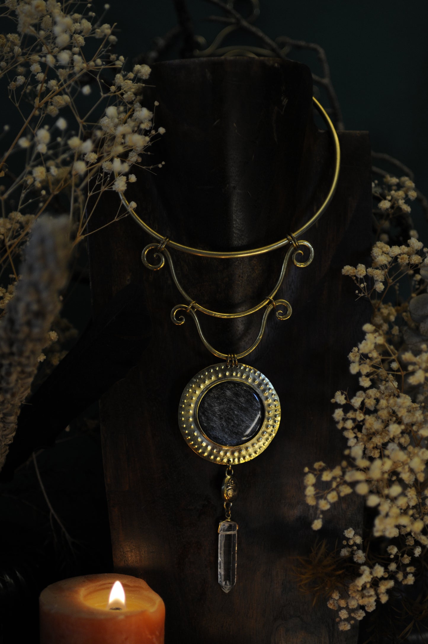 Grand collier plastron Prêtresse d'Hathor en laiton, Obsidienne , scarabée en bronze et quartz