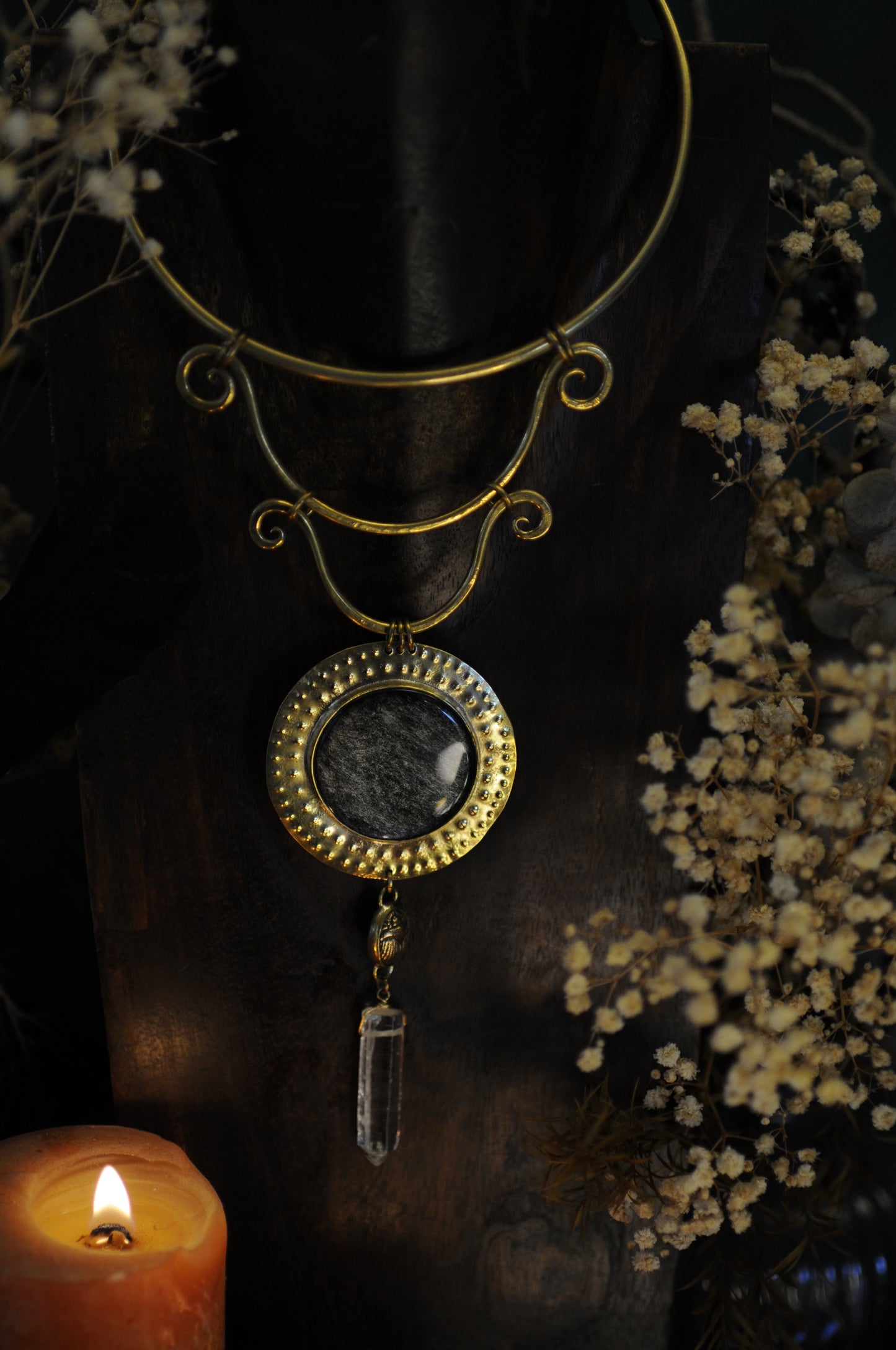 Grand collier plastron Prêtresse d'Hathor en laiton, Obsidienne , scarabée en bronze et quartz
