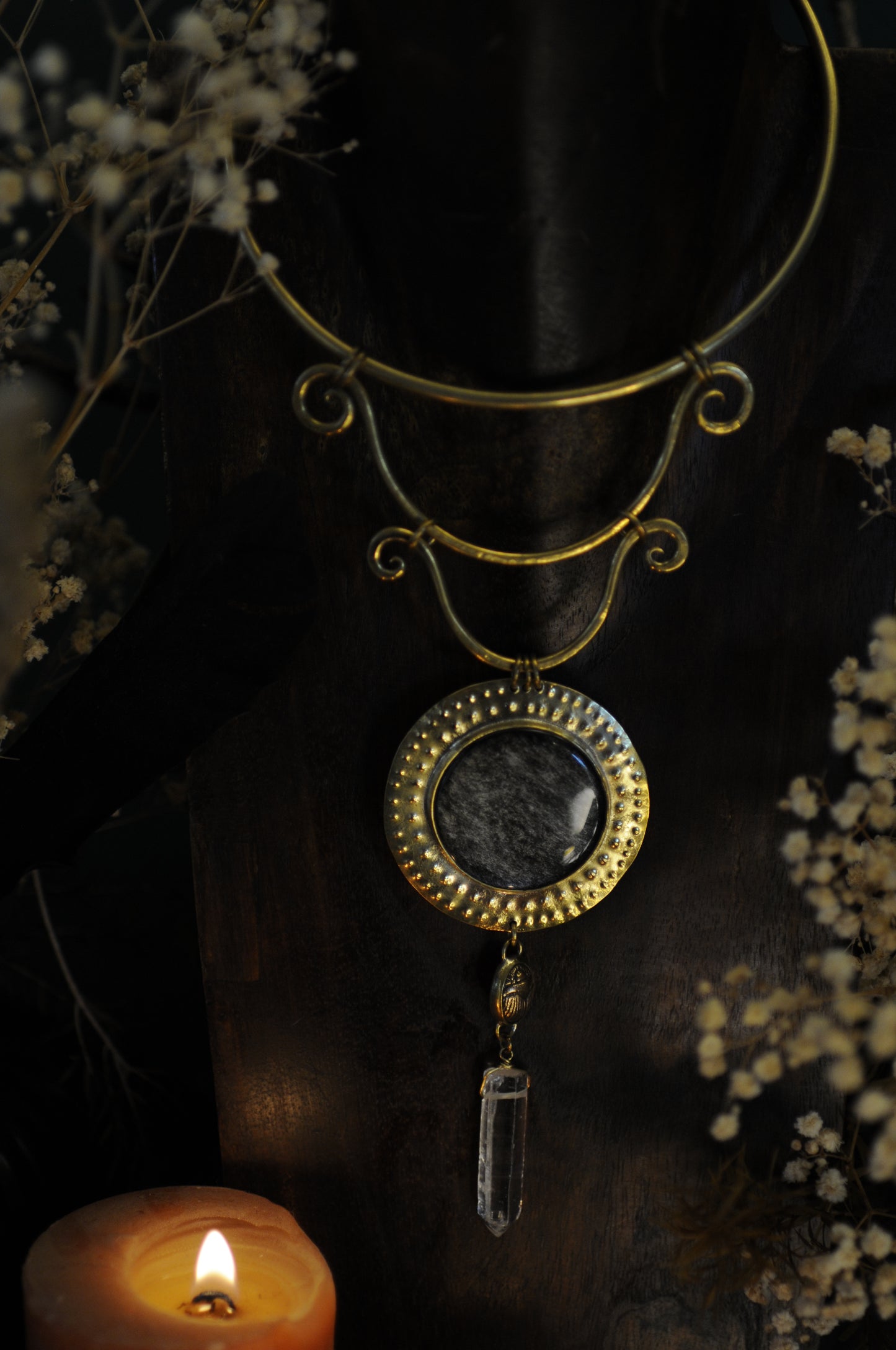 Grand collier plastron Prêtresse d'Hathor en laiton, Obsidienne , scarabée en bronze et quartz