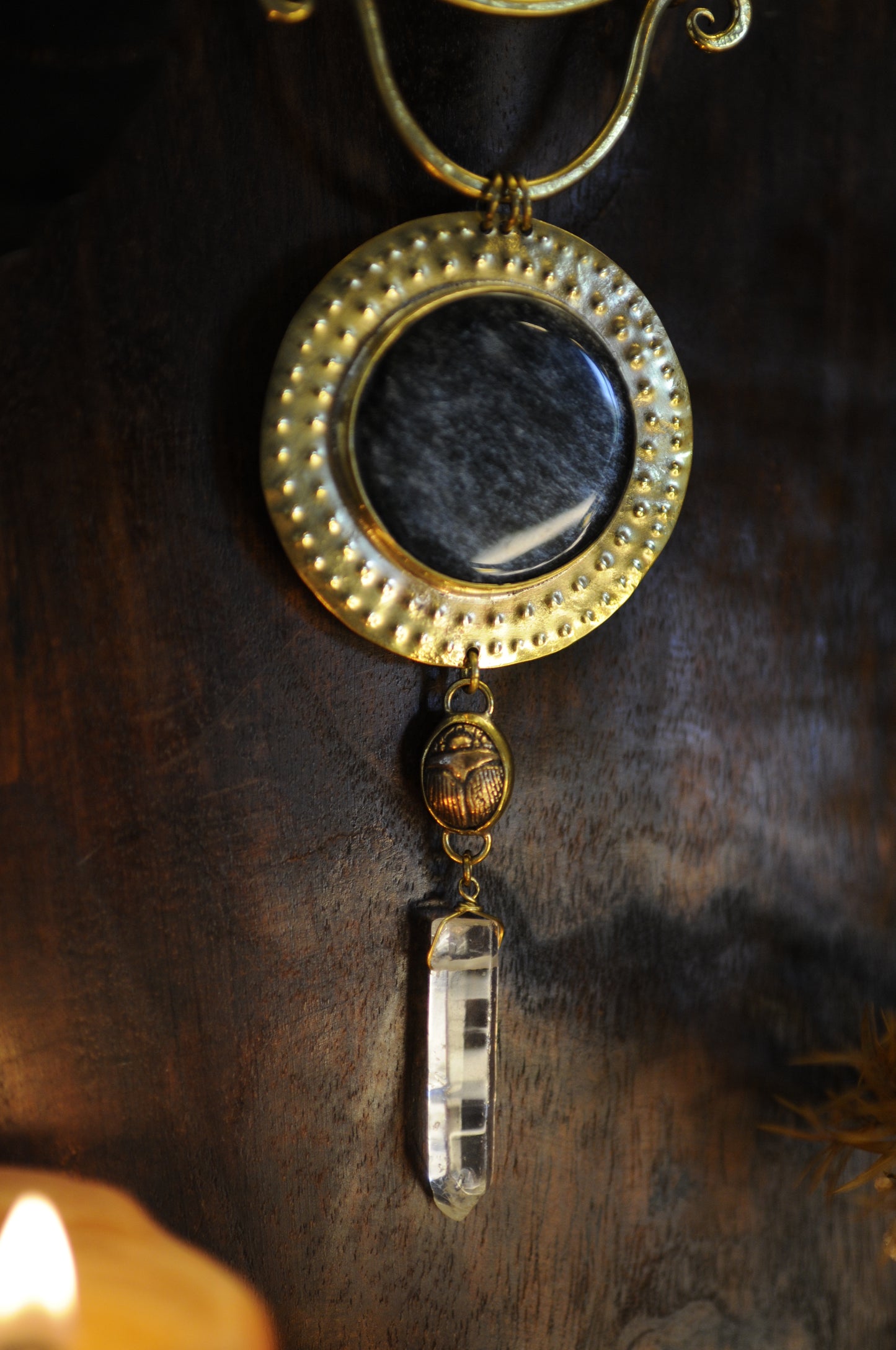 Grand collier plastron Prêtresse d'Hathor en laiton, Obsidienne , scarabée en bronze et quartz