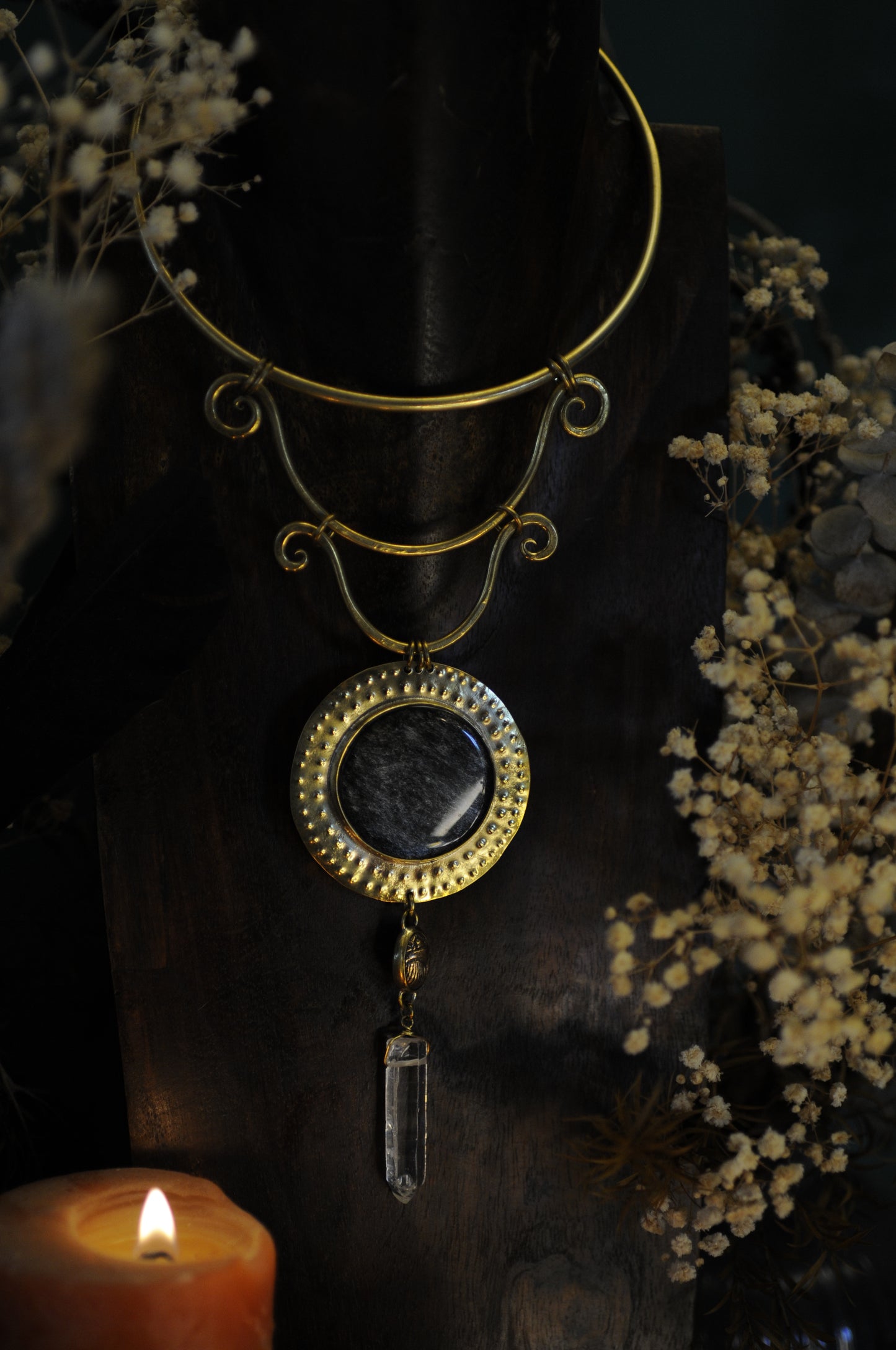 Grand collier plastron Prêtresse d'Hathor en laiton, Obsidienne , scarabée en bronze et quartz