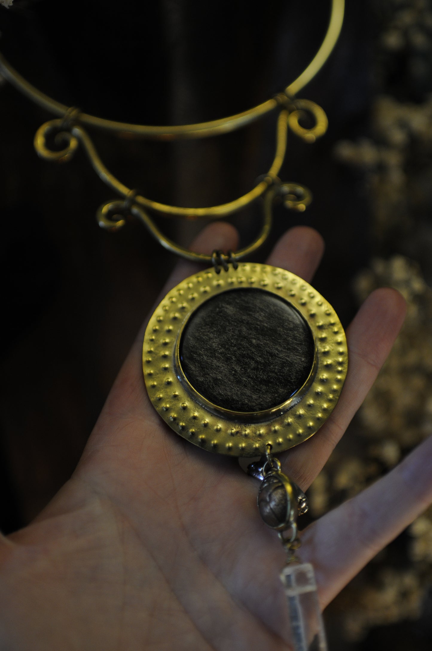 Grand collier plastron Prêtresse d'Hathor en laiton, Obsidienne , scarabée en bronze et quartz