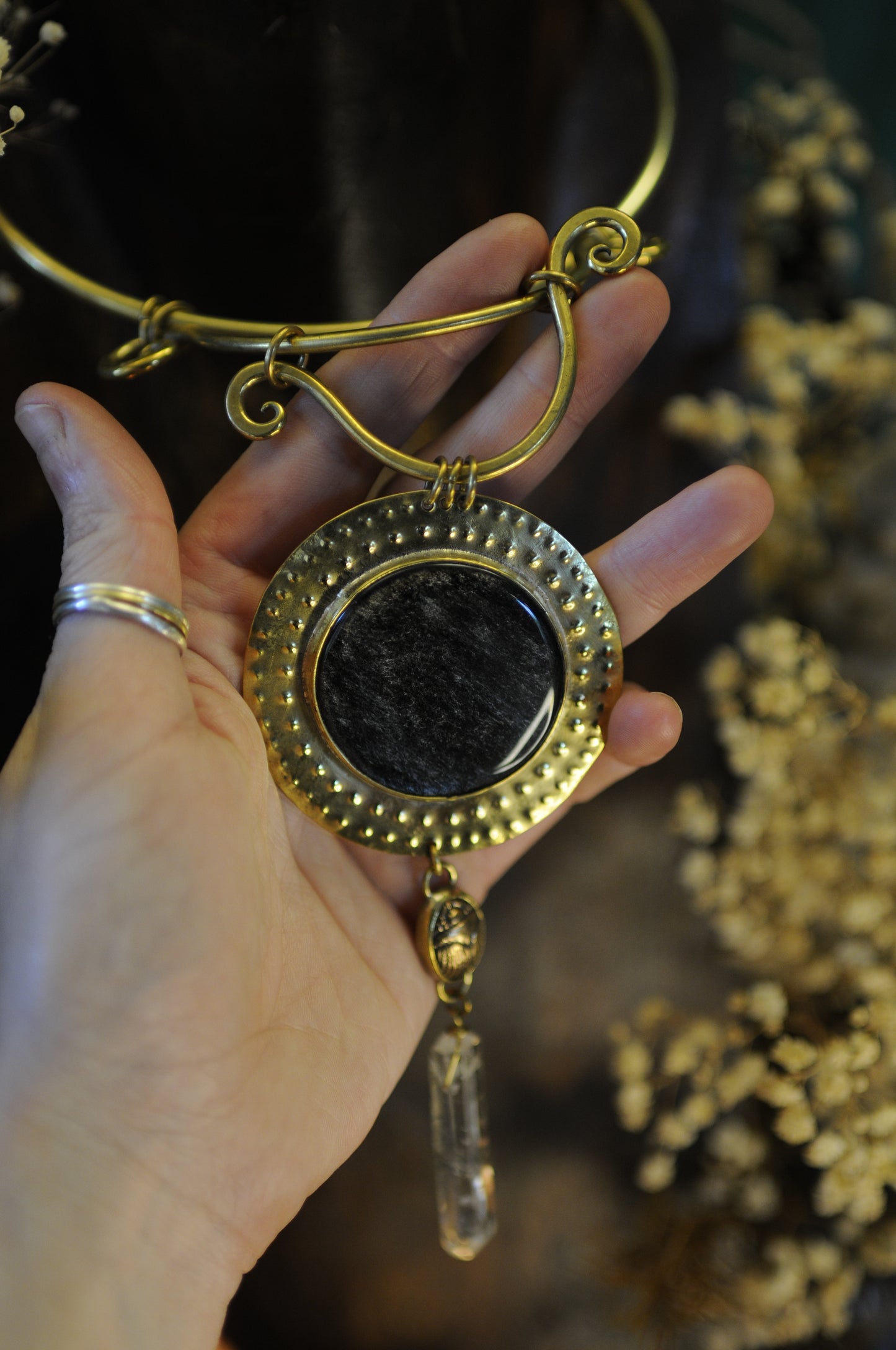 Grand collier plastron Prêtresse d'Hathor en laiton, Obsidienne , scarabée en bronze et quartz