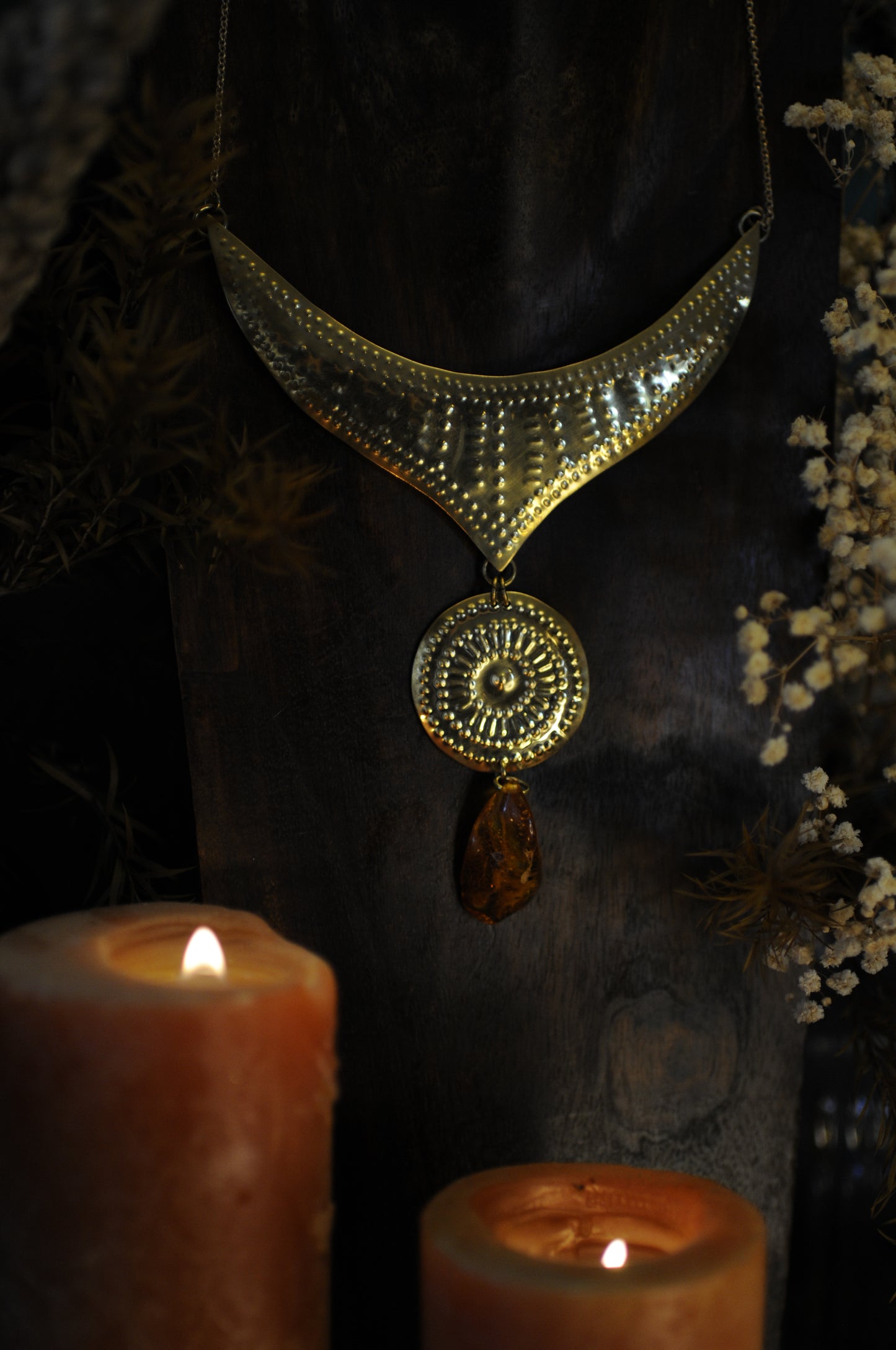 Collier plastron " Anciens temps " en laiton ciselé et ambre