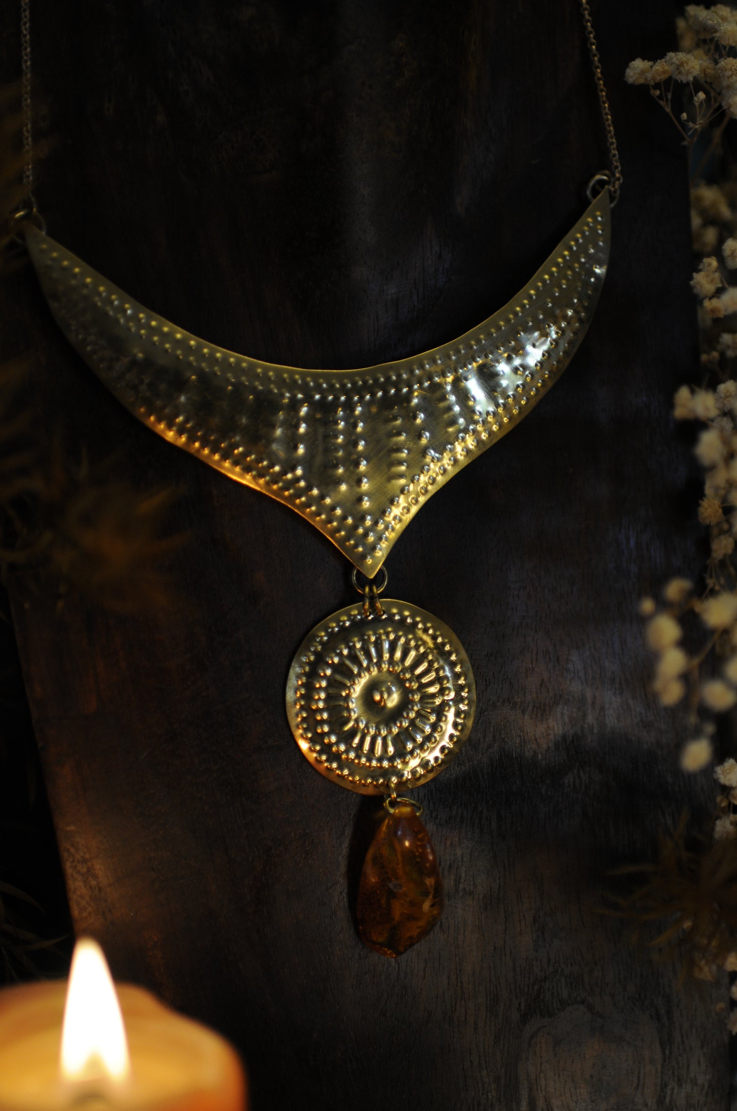 Collier plastron " Anciens temps " en laiton ciselé et ambre