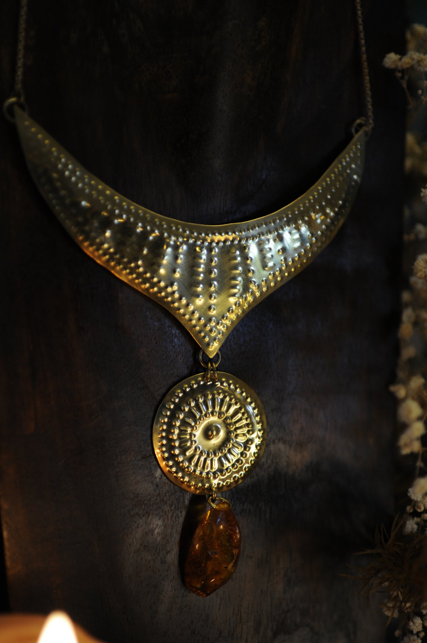 Collier plastron " Anciens temps " en laiton ciselé et ambre