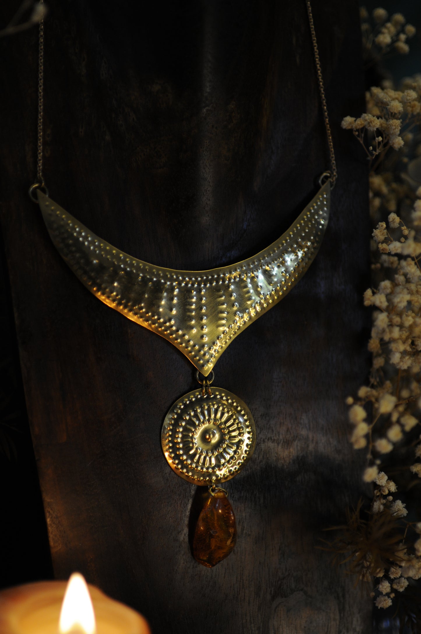 Collier plastron " Anciens temps " en laiton ciselé et ambre