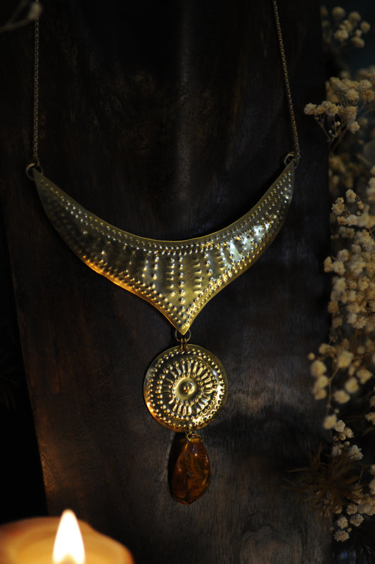 Collier plastron " Anciens temps " en laiton ciselé et ambre