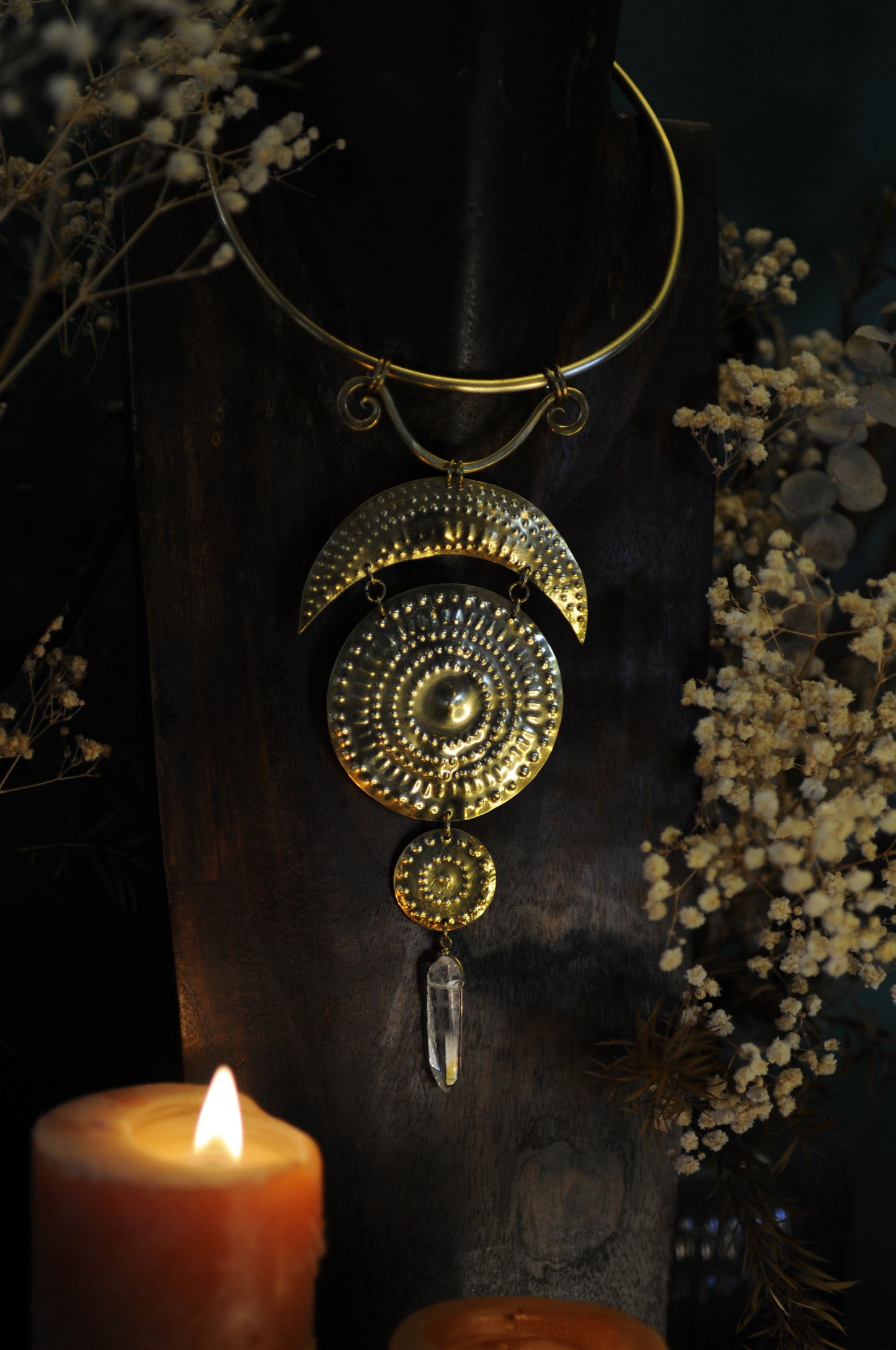 Grand collier Bouclier antique en laiton et quartz