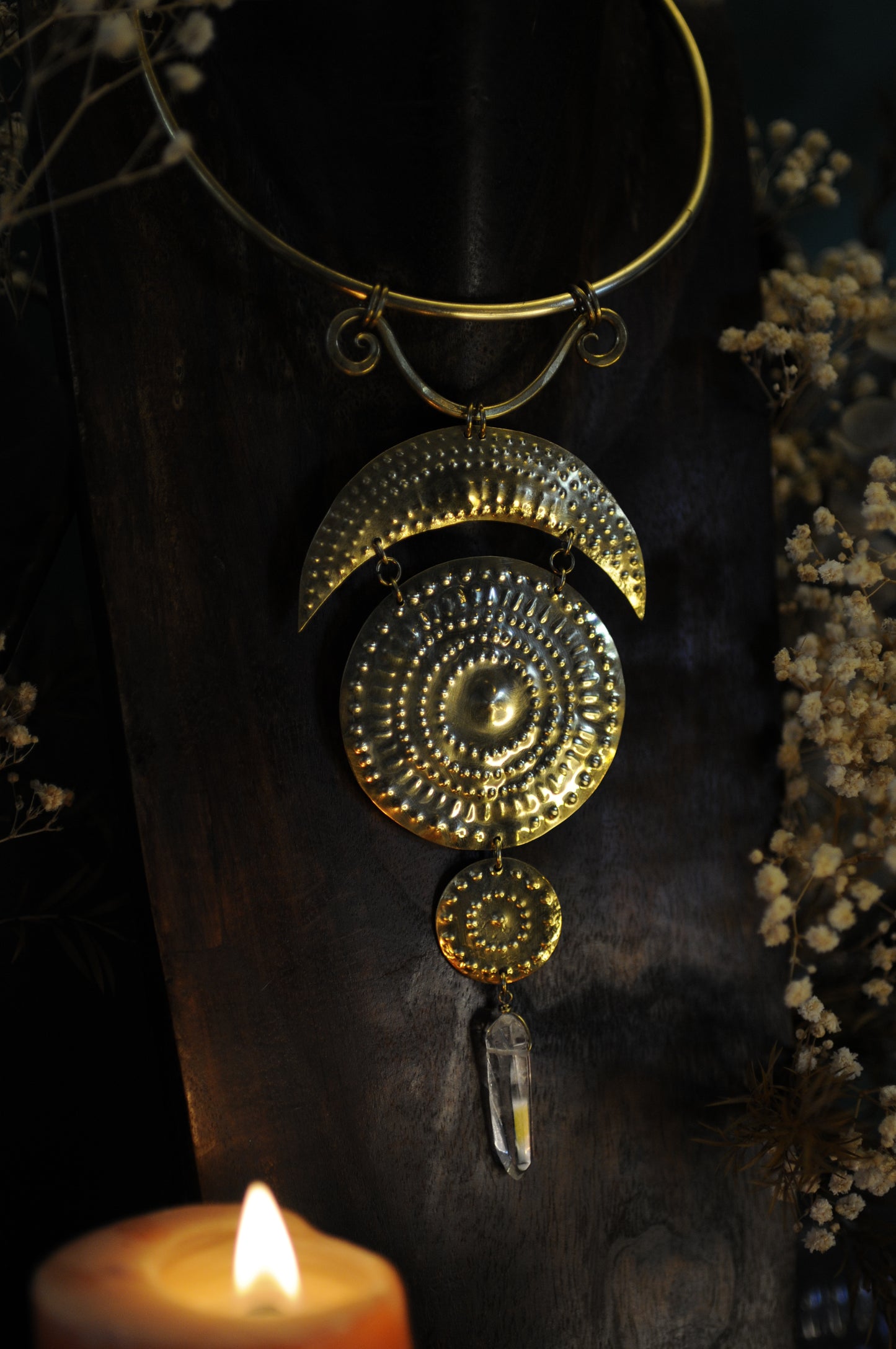 Grand collier Bouclier antique en laiton et quartz