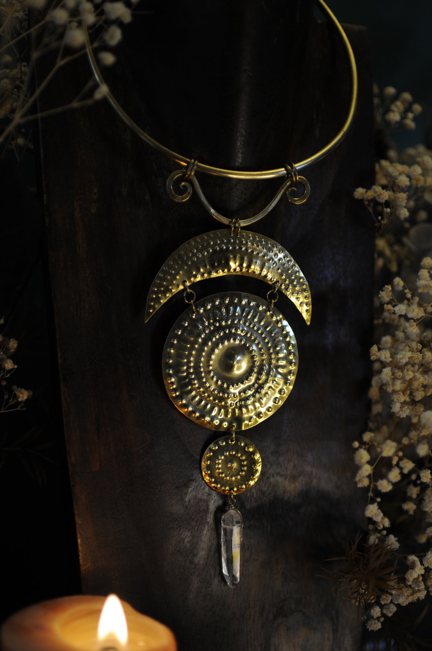 Grand collier Bouclier antique en laiton et quartz