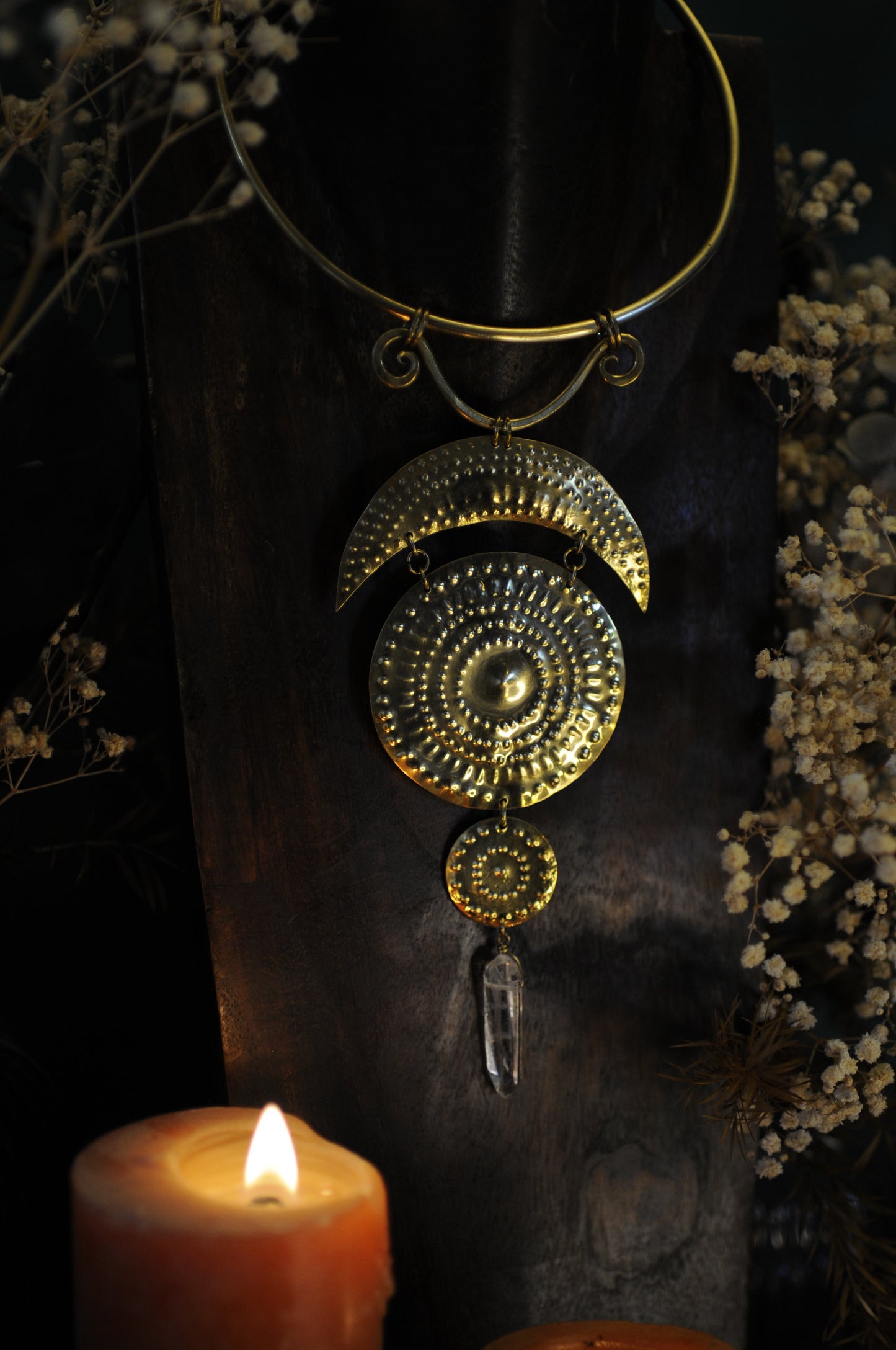 Grand collier Bouclier antique en laiton et quartz