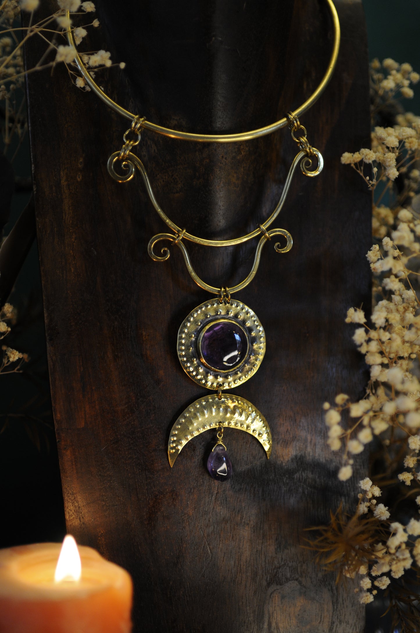 Très grand collier plastron parure Lumière antique en laiton et améthyste