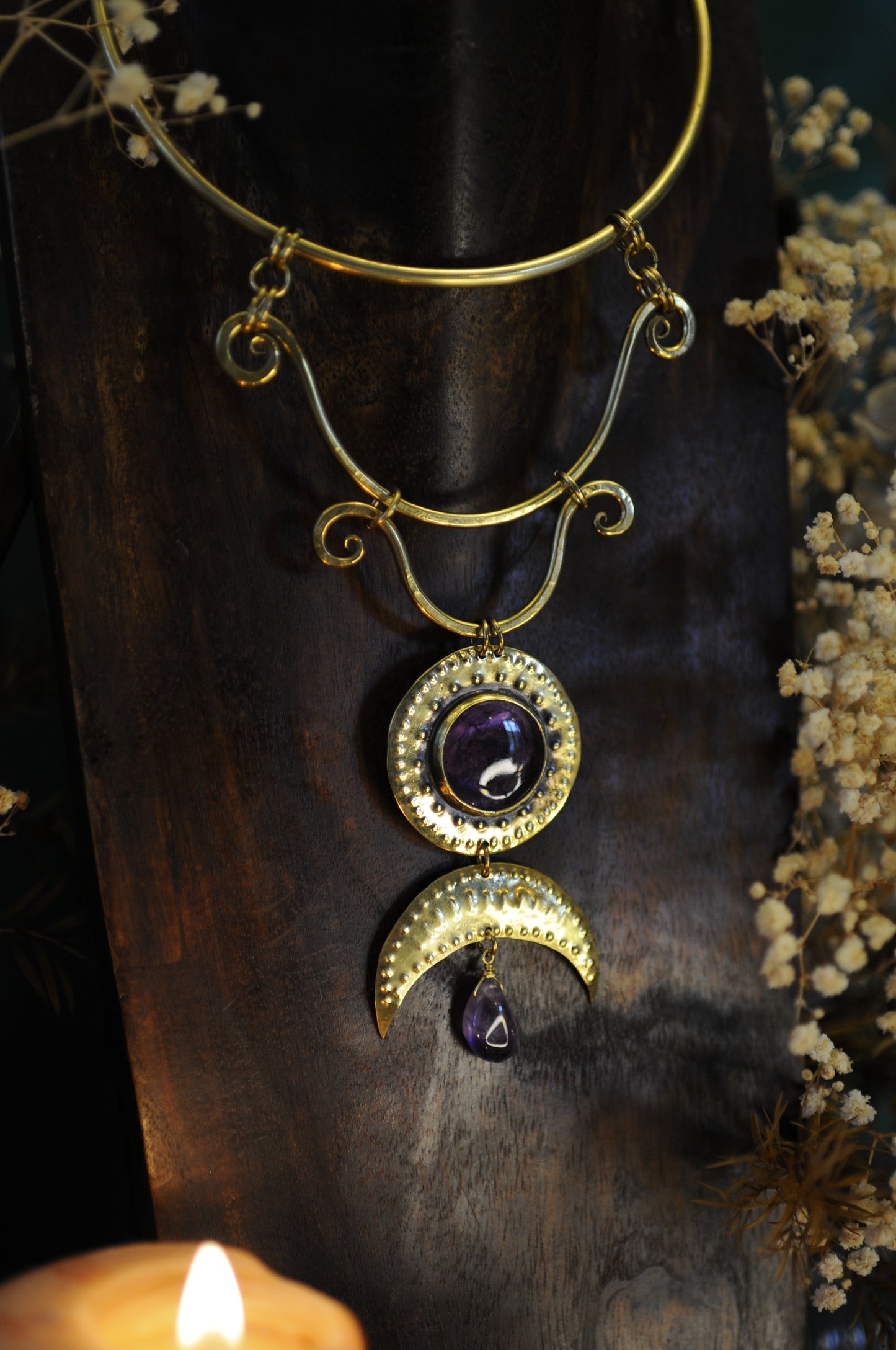 Très grand collier plastron parure Lumière antique en laiton et améthyste