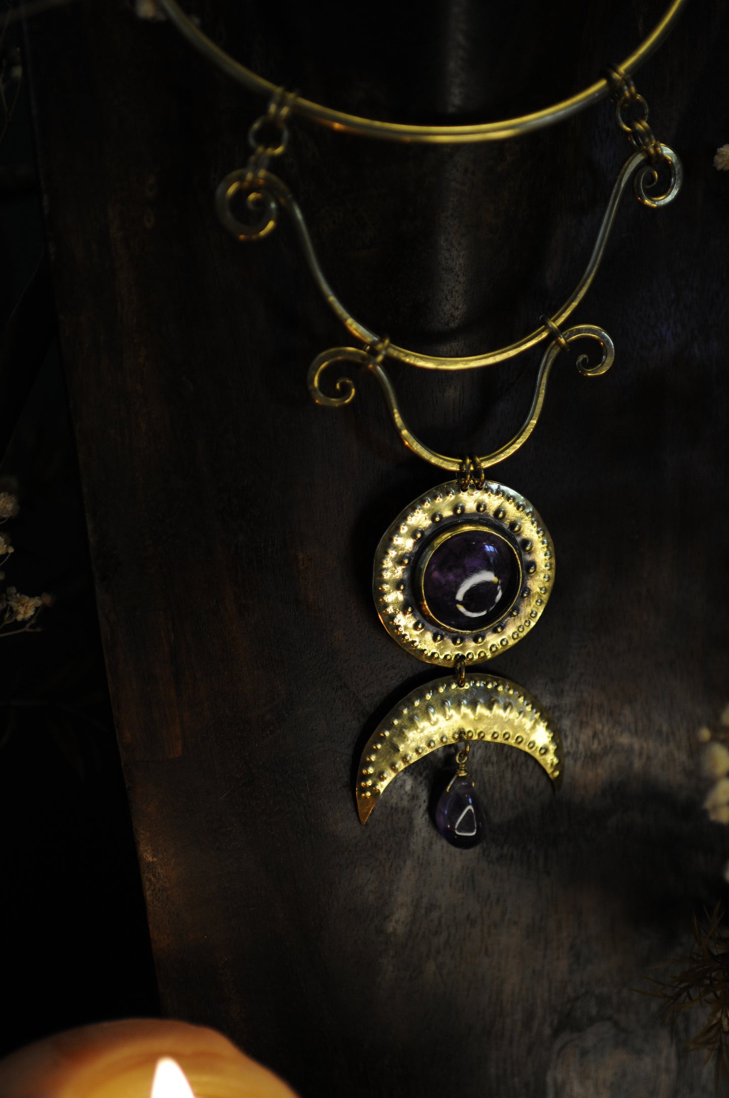 Très grand collier plastron parure Lumière antique en laiton et améthyste