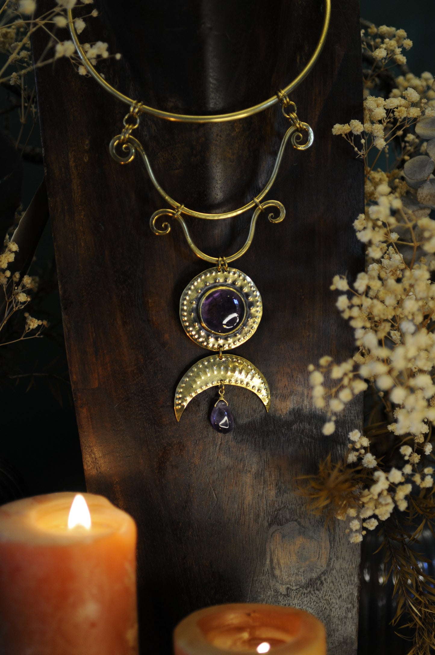 Très grand collier plastron parure Lumière antique en laiton et améthyste